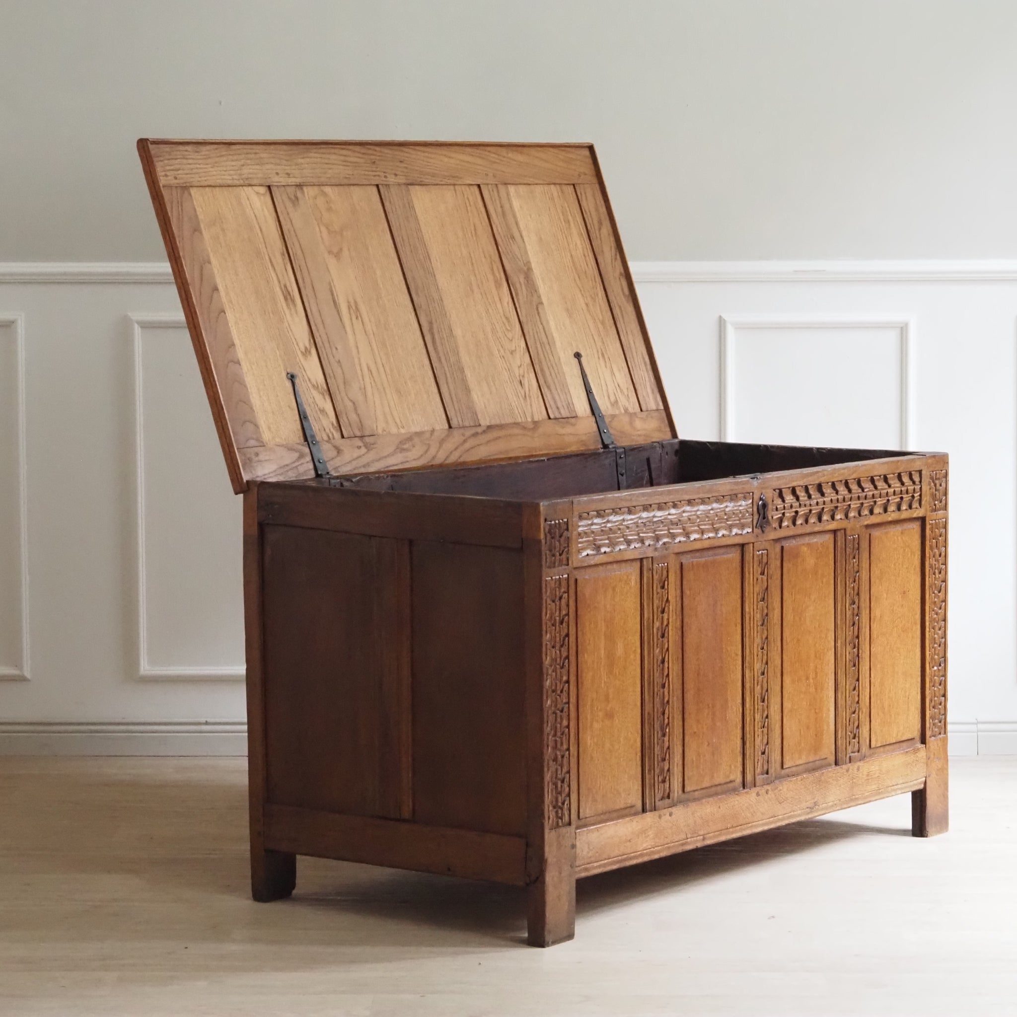 Antike Eichenholz Truhe mit geschnitzter Front und Klappdeckel um 1880