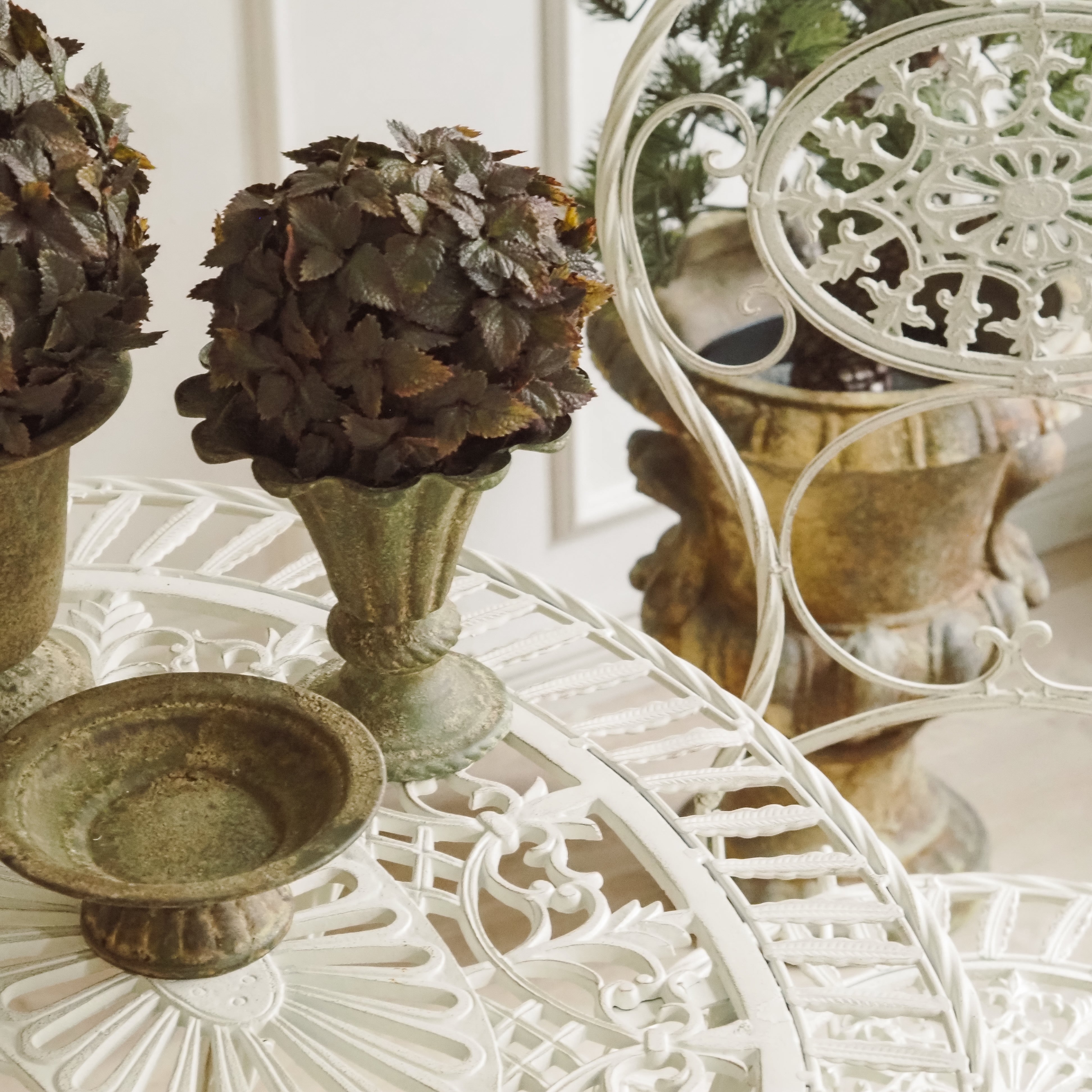Klappbare Gartensitzgruppe mit durchbrochener Ornamentik – Metall weiß, 3-teilig (Tisch + 2 Stühle)
