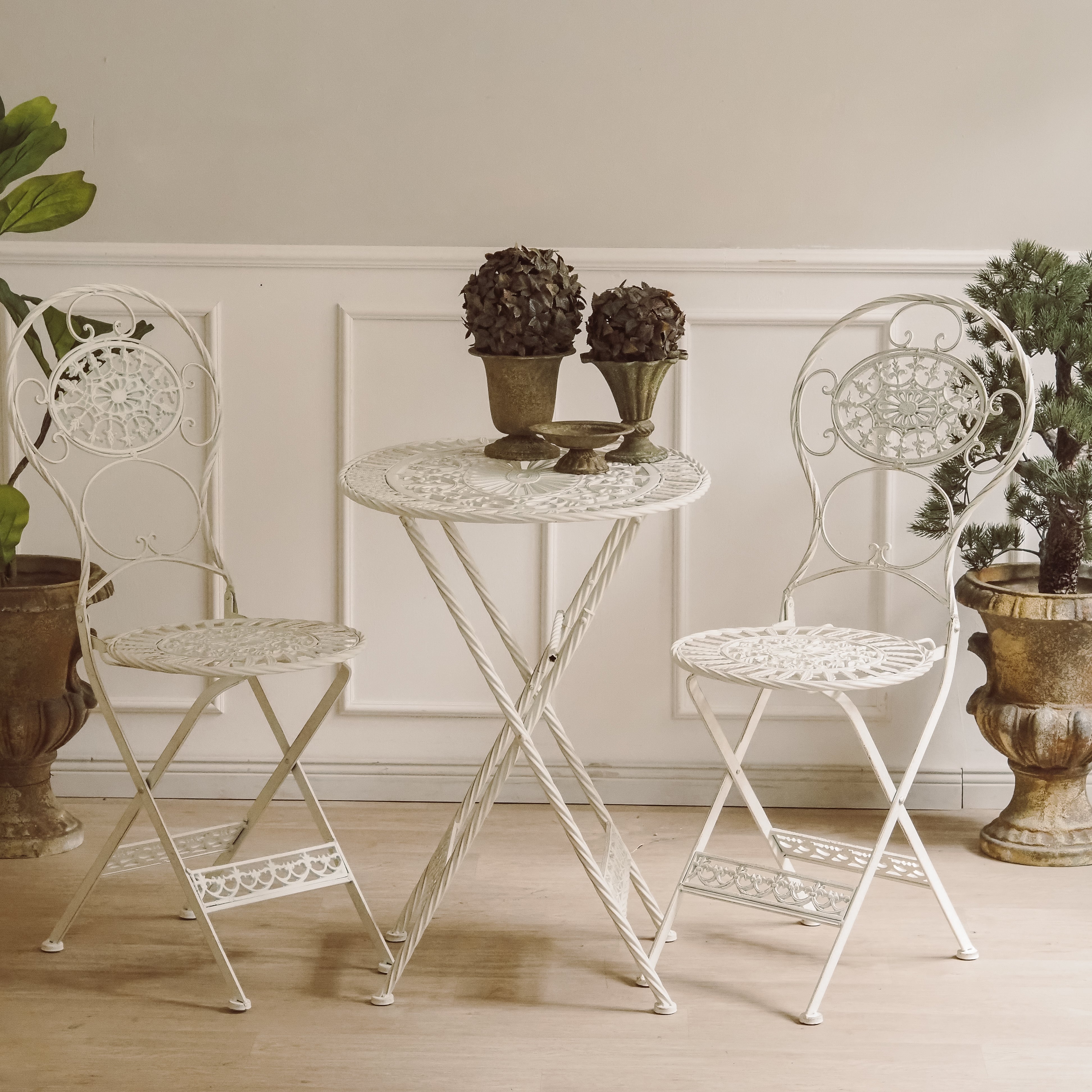 Klappbare Gartensitzgruppe mit durchbrochener Ornamentik – Metall weiß, 3-teilig (Tisch + 2 Stühle)