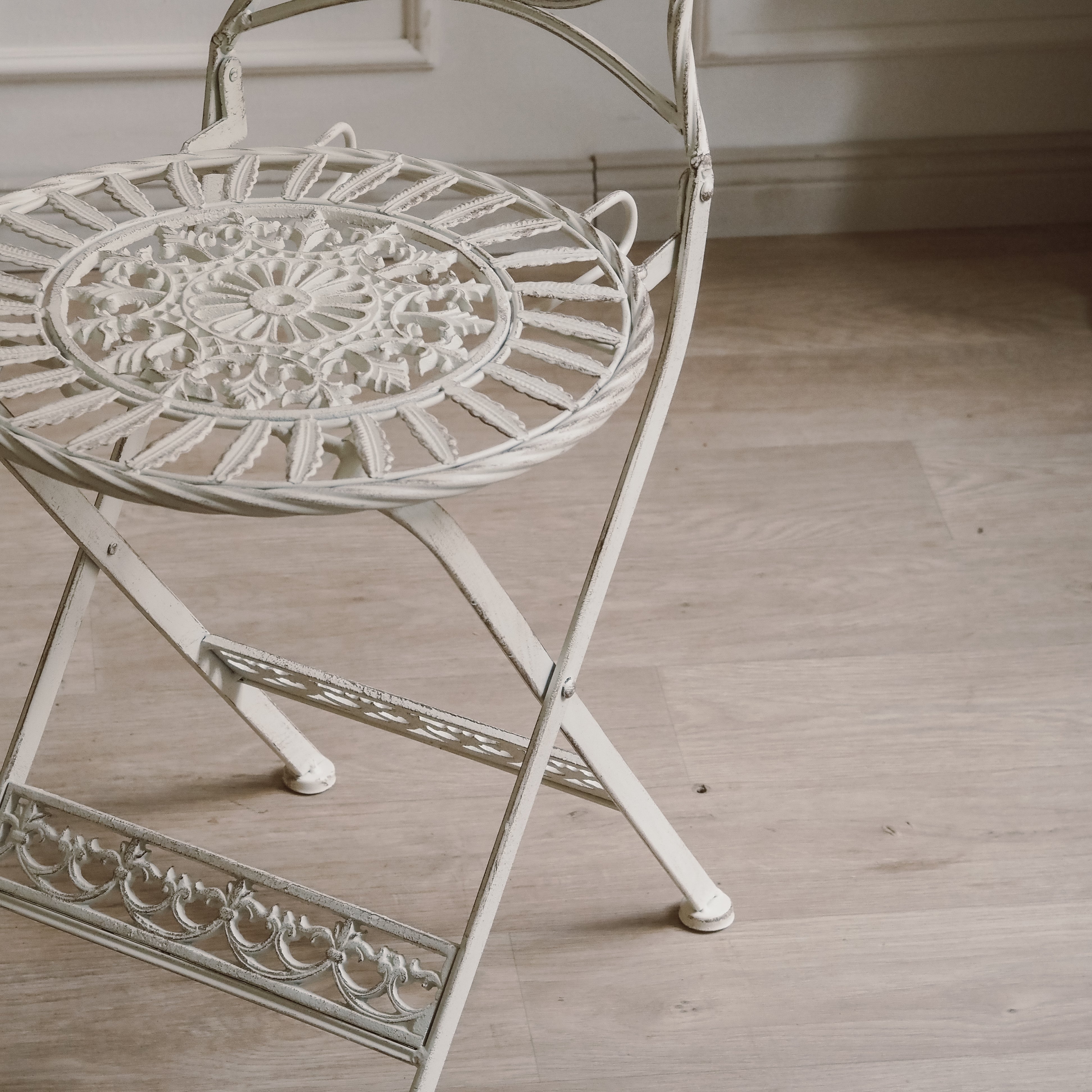 Klappbare Gartensitzgruppe mit durchbrochener Ornamentik – Metall weiß, 3-teilig (Tisch + 2 Stühle)