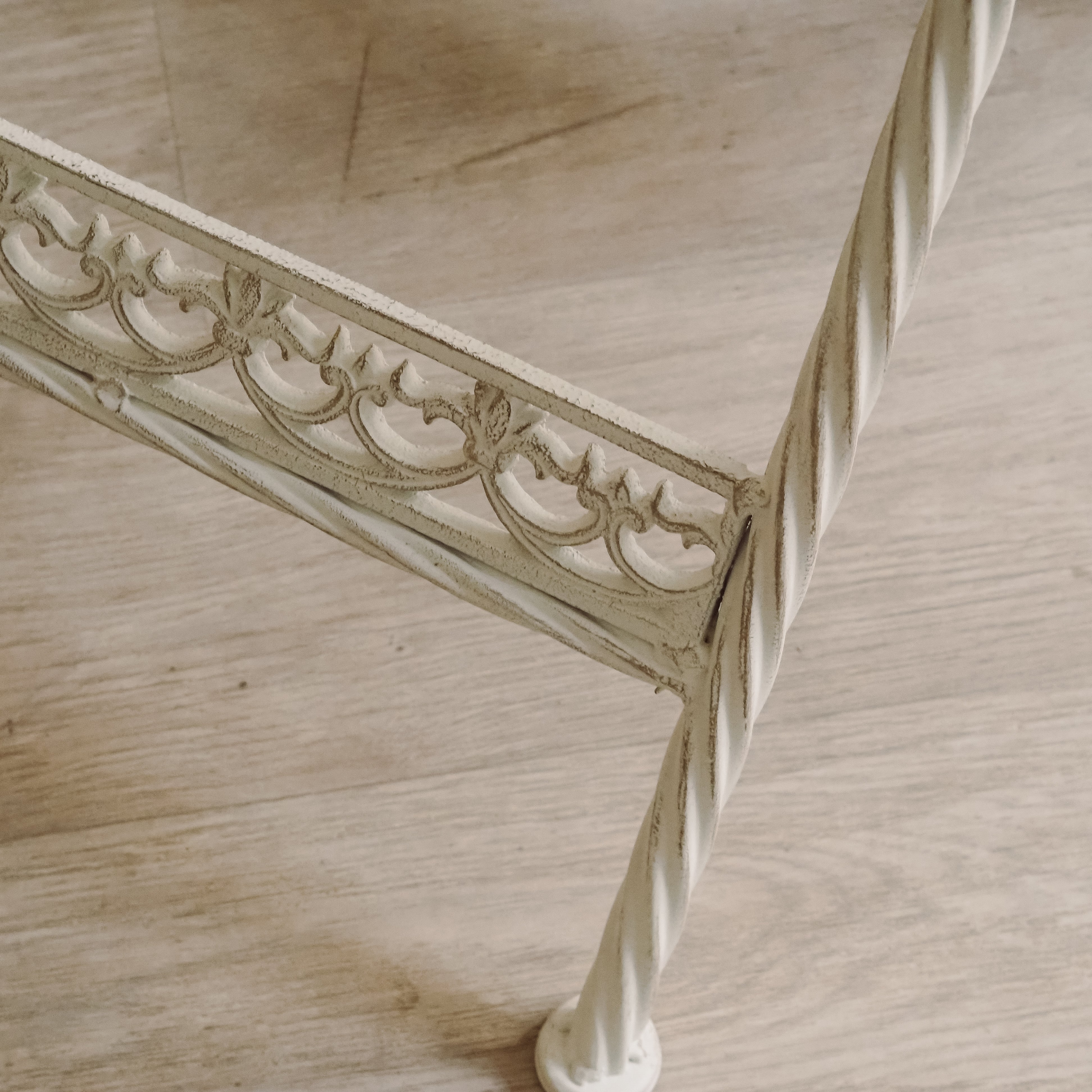 Klappbare Gartensitzgruppe mit durchbrochener Ornamentik – Metall weiß, 3-teilig (Tisch + 2 Stühle)