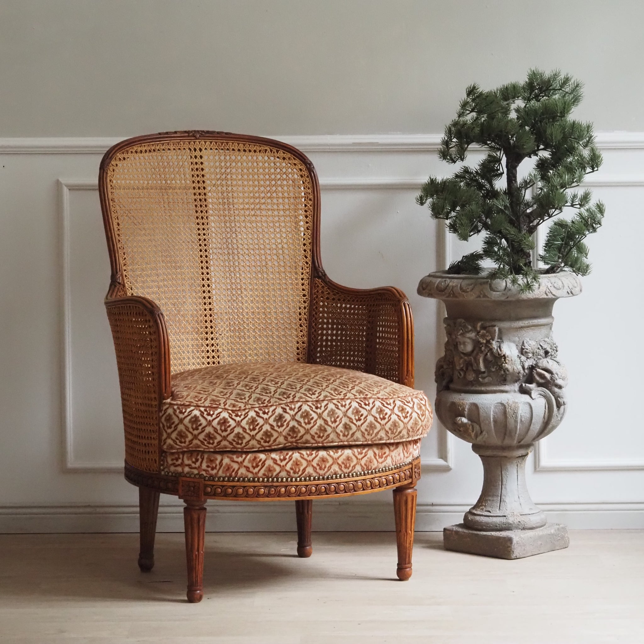 Antiker französischer Sessel mit Wiener Geflecht um 1900 - Louis-Seize Bergère Original