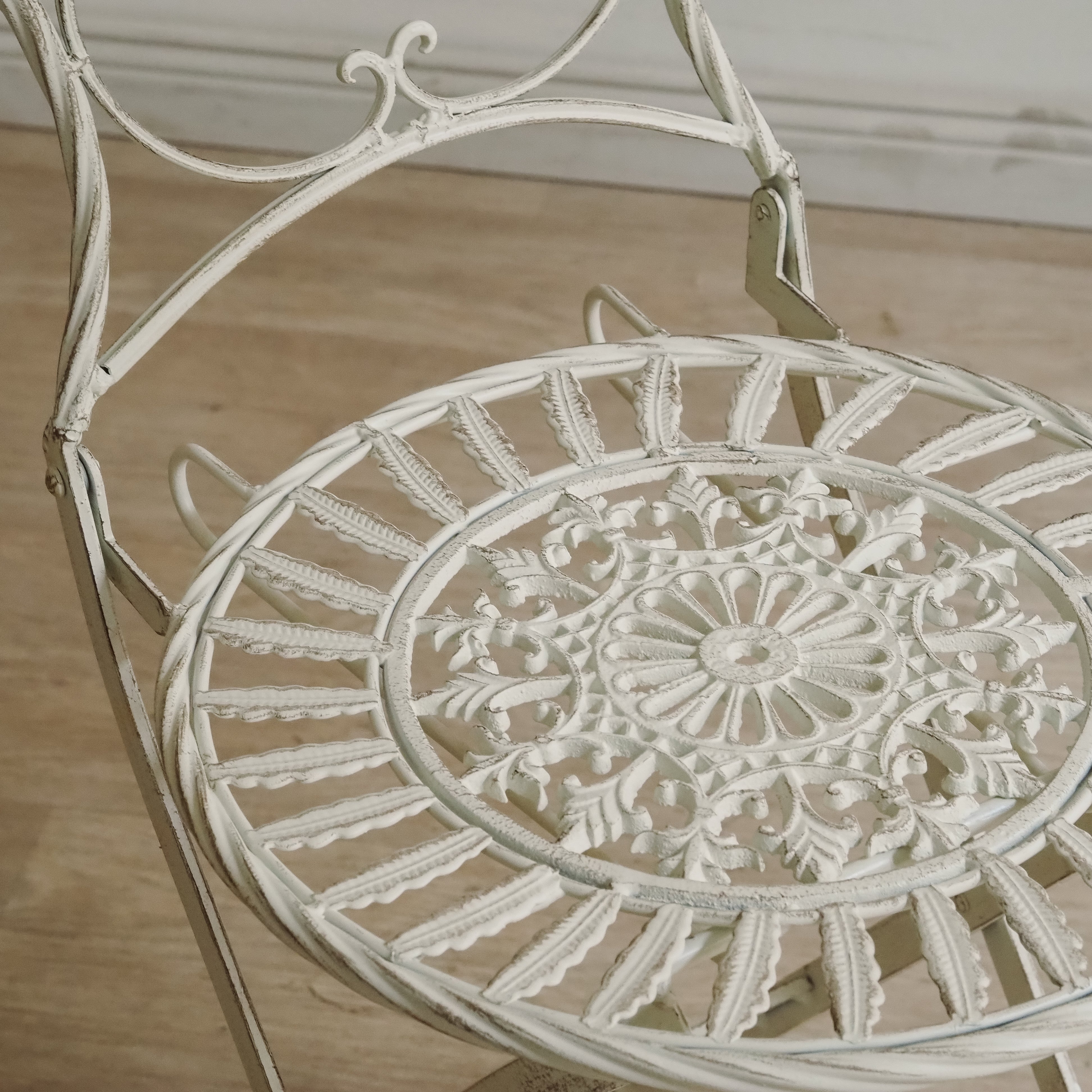 Klappbare Gartensitzgruppe mit durchbrochener Ornamentik – Metall weiß, 3-teilig (Tisch + 2 Stühle)