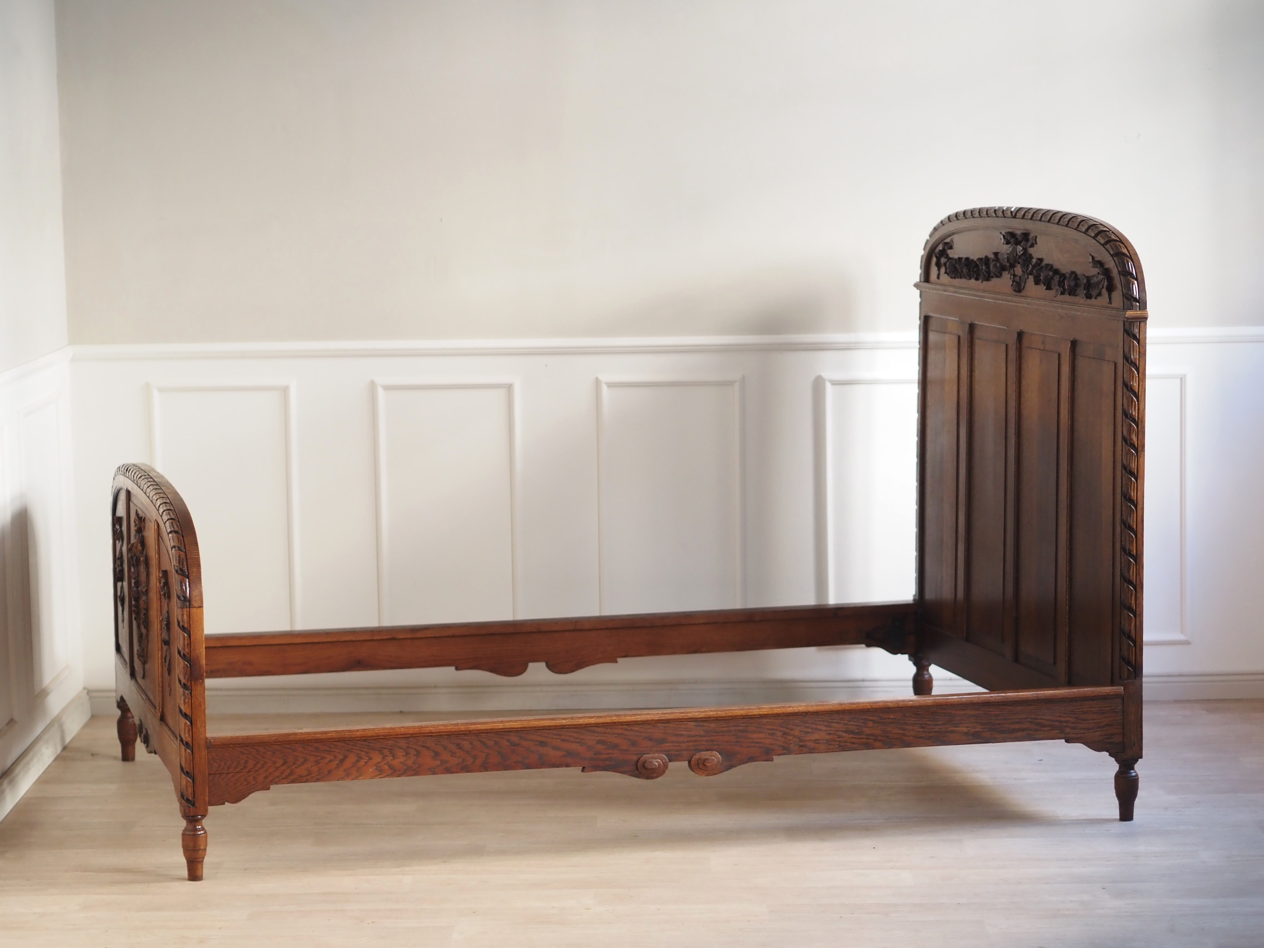 Französisches Landhaus Bett mit floralen Schnitzereien