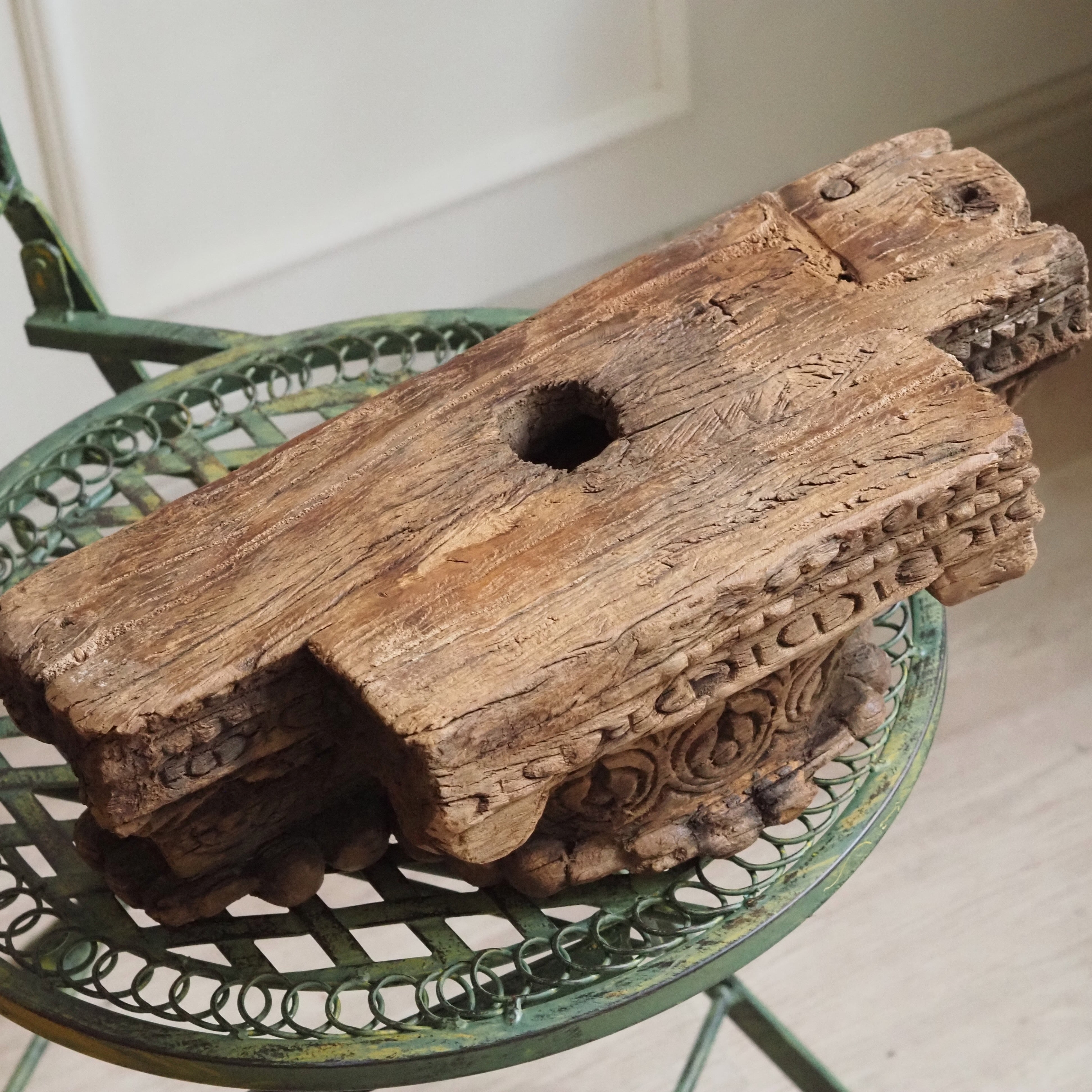 Holzfragment · geschnitztes Dekorelement im historisierenden Stil