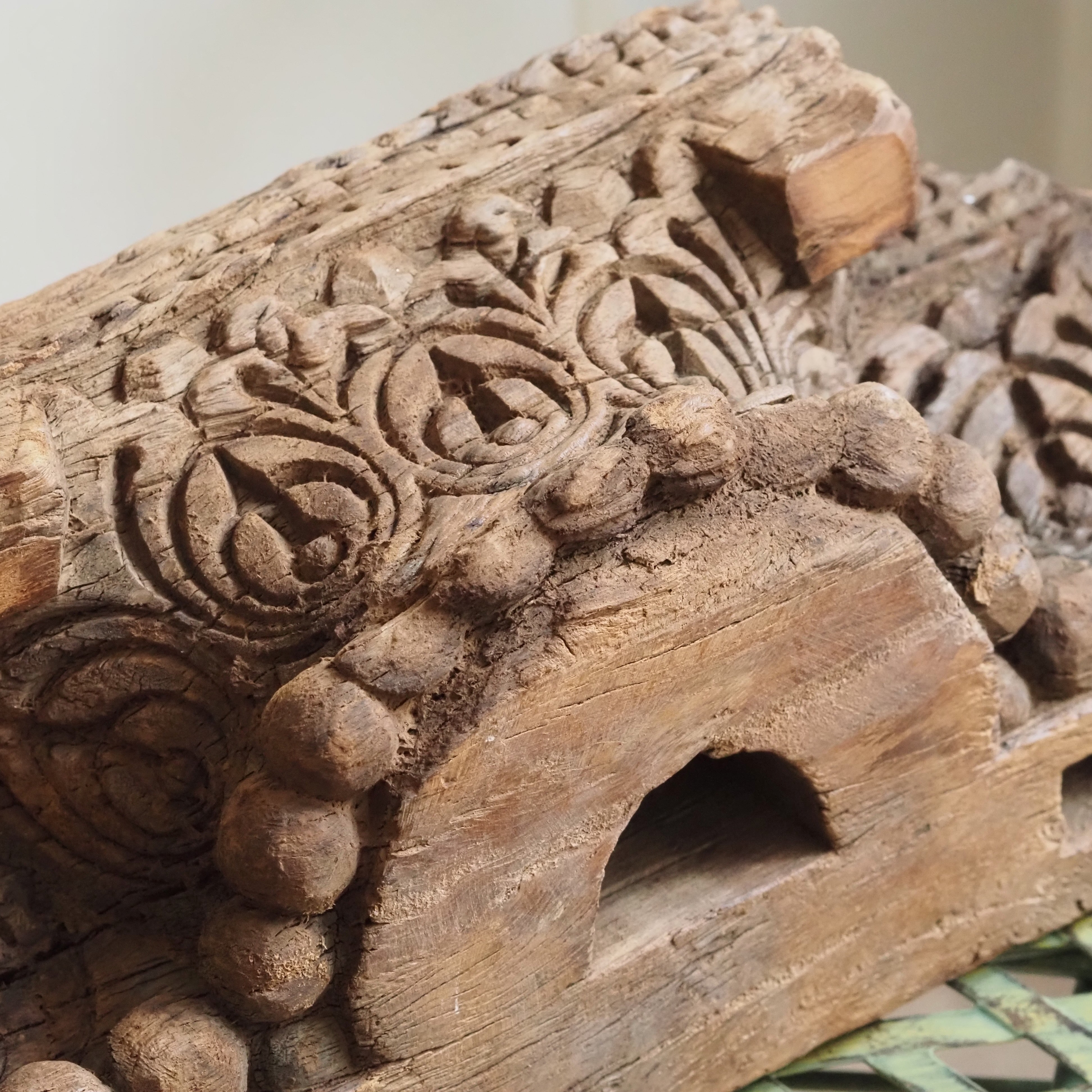 Holzfragment · geschnitztes Dekorelement im historisierenden Stil