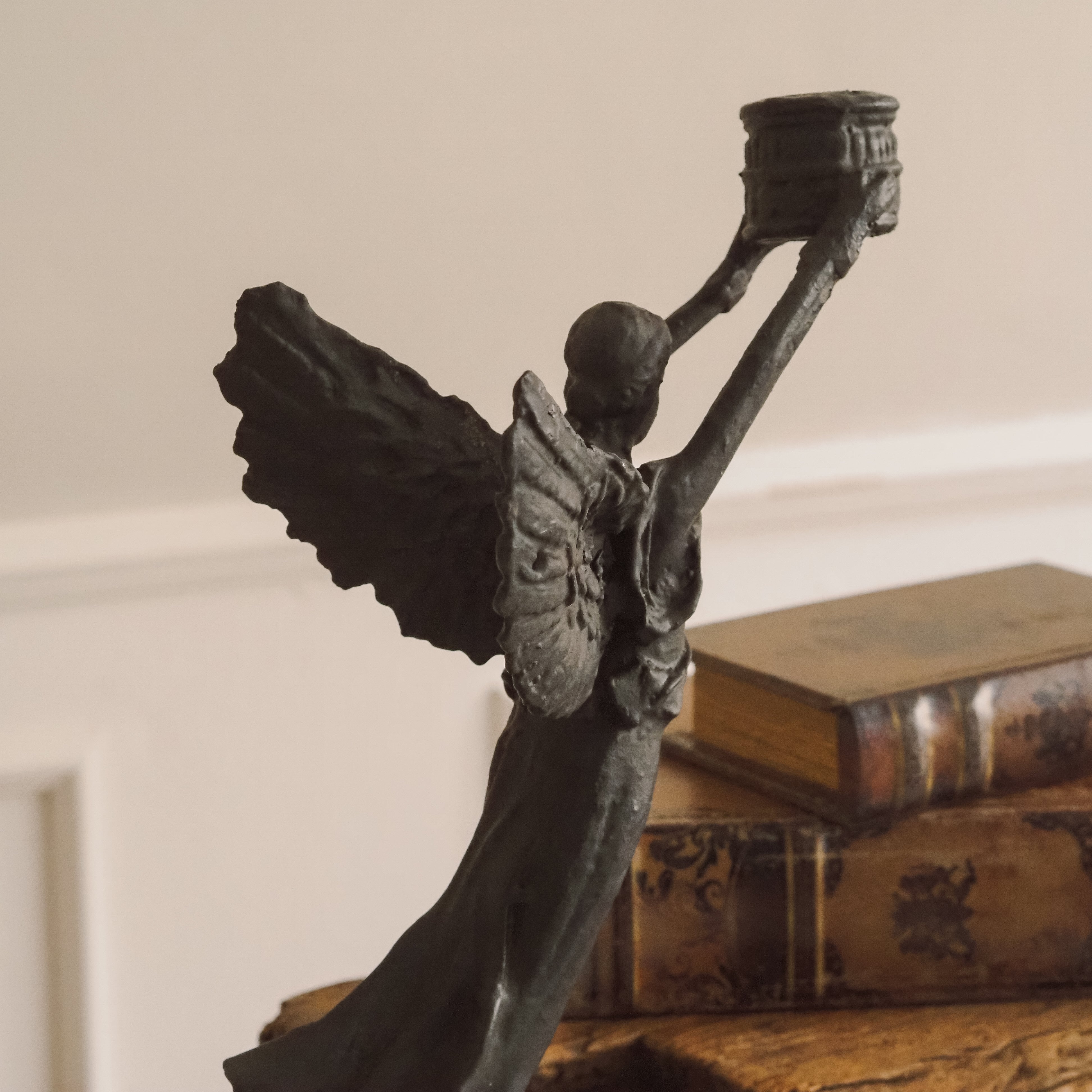 Kerzenhalter Engel · historisierende Skulptur in Gusseisenoptik