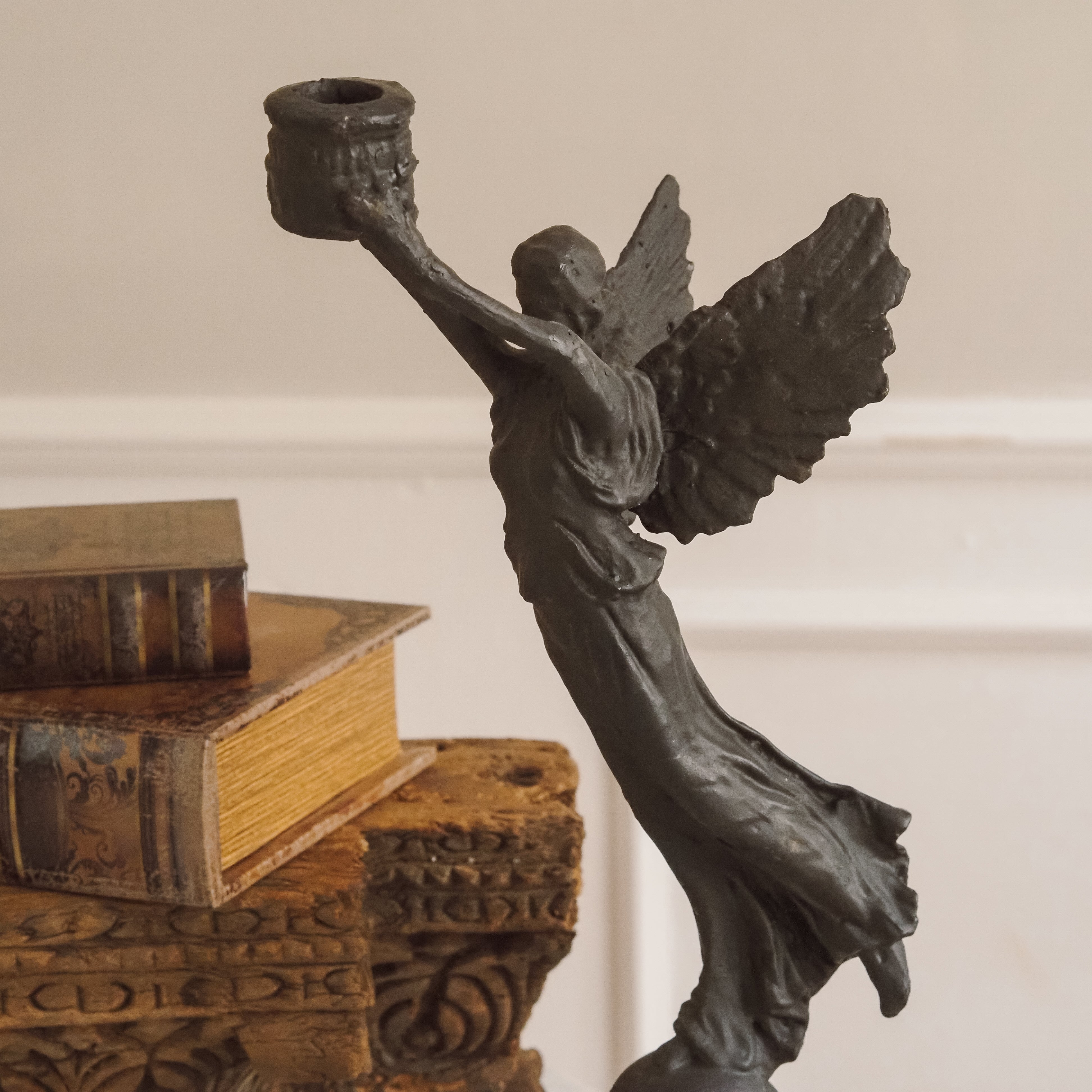 Kerzenhalter Engel · historisierende Skulptur in Gusseisenoptik