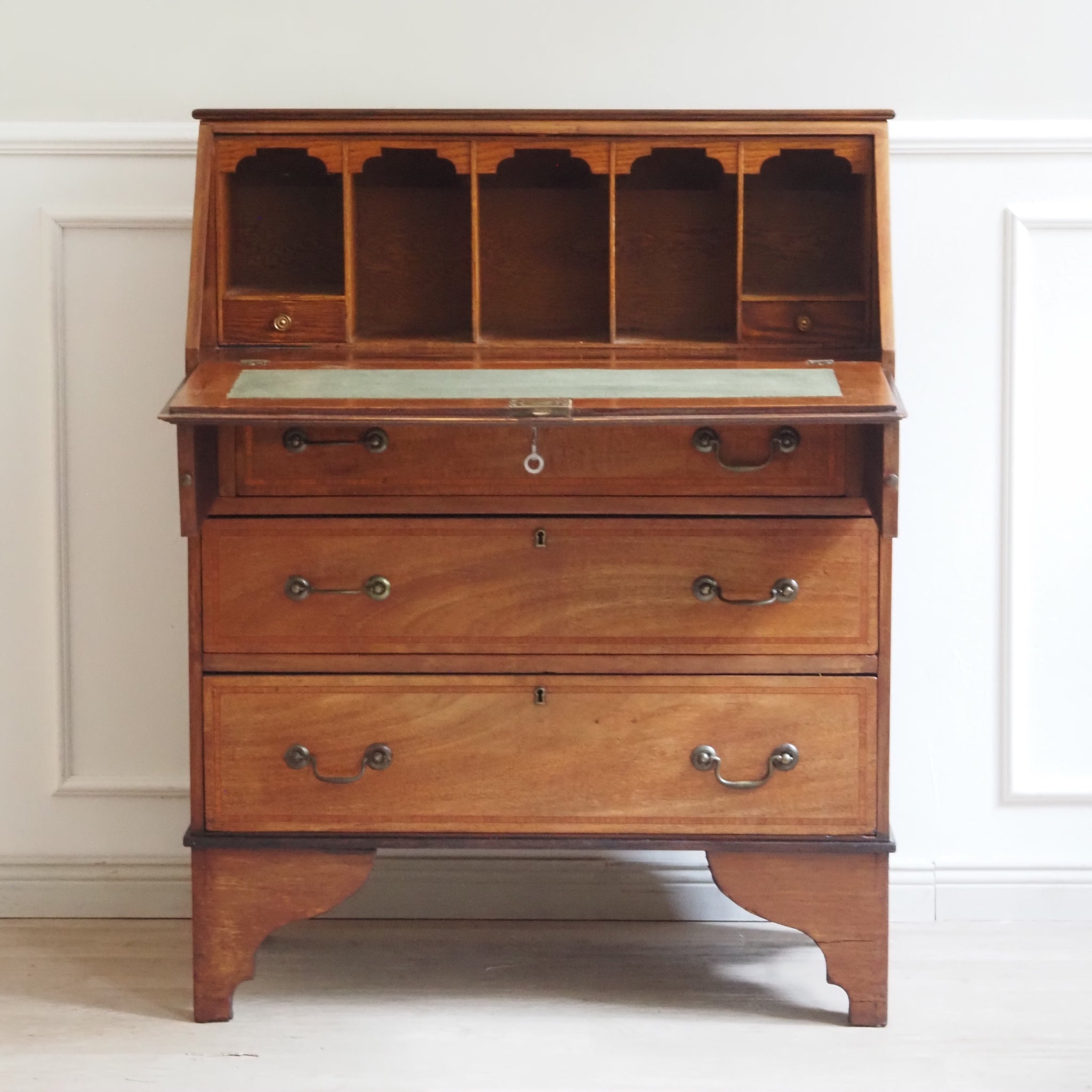 Antiker englischer Sekretär mit Schreibklappe und Schubladen um 1900