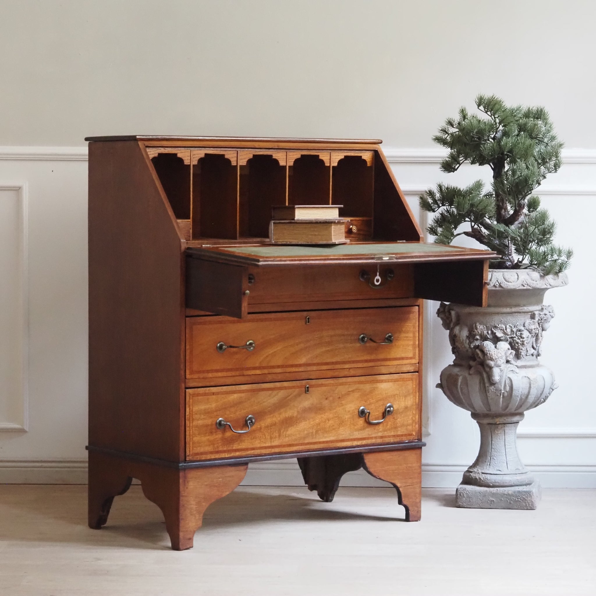 Antiker englischer Sekretär mit Schreibklappe und Schubladen um 1900