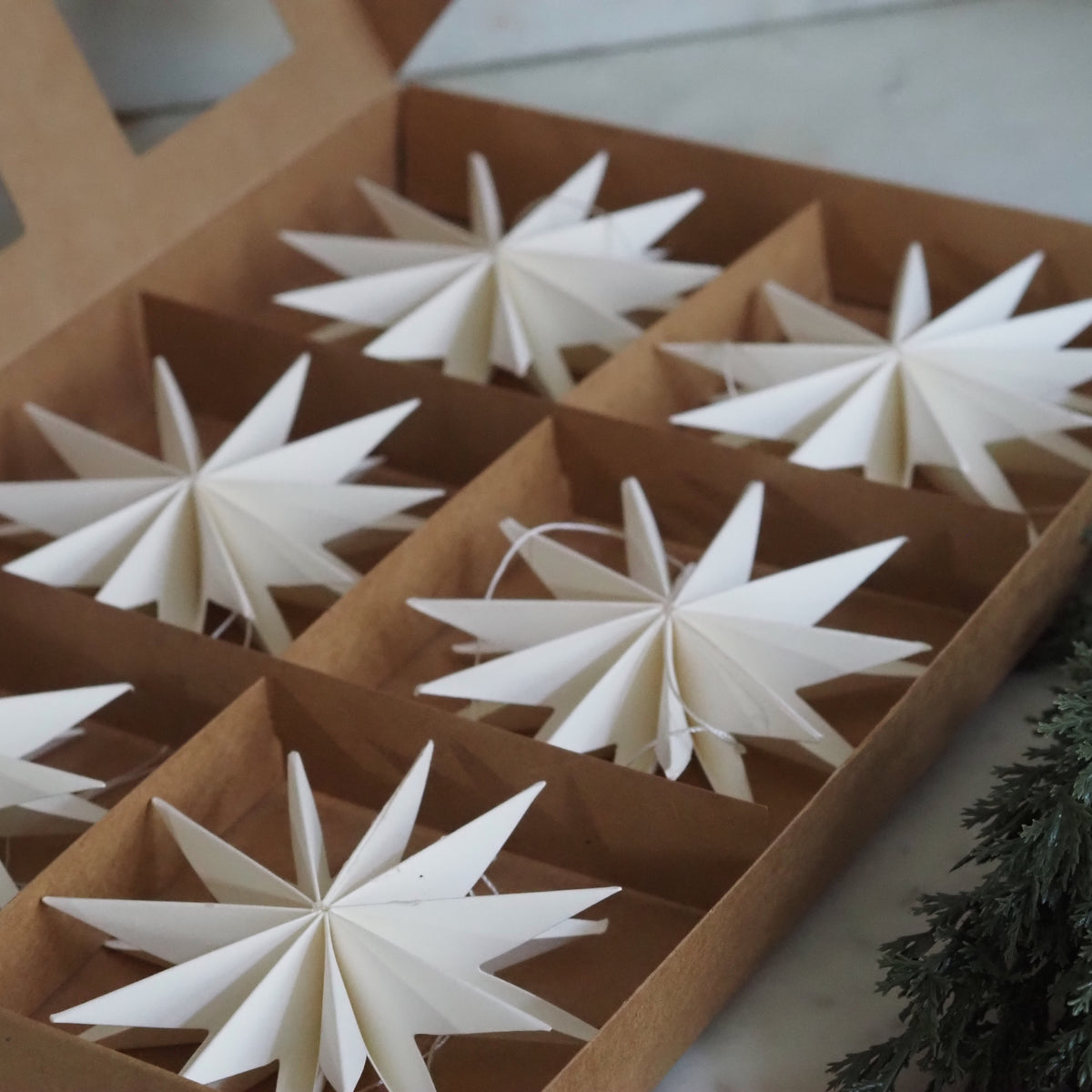 Papierstern 6er-Set · Gefalteter Weihnachtsschmuck Naturweiß