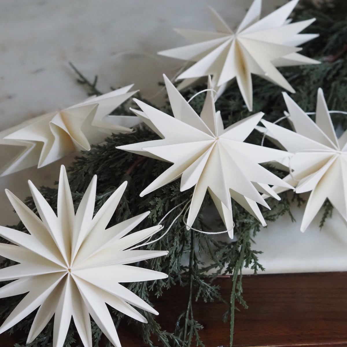 Papierstern 6er-Set · Gefalteter Weihnachtsschmuck Naturweiß