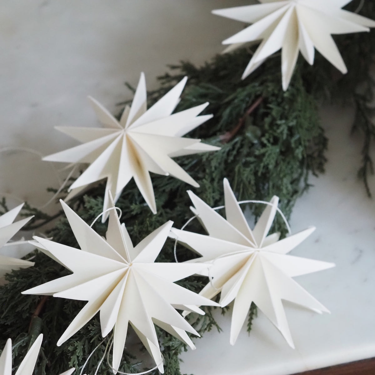 Papierstern 6er-Set · Gefalteter Weihnachtsschmuck Naturweiß