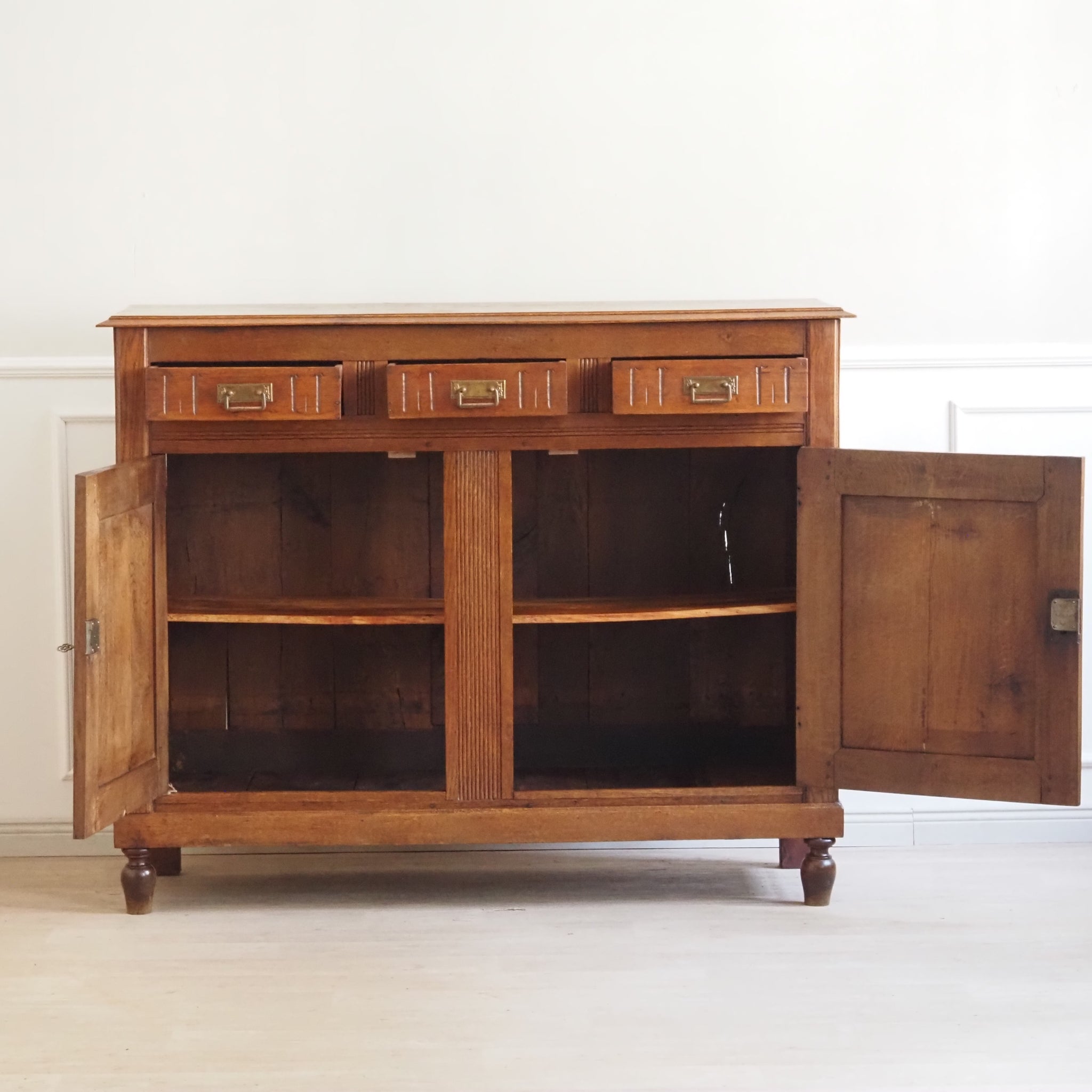 Gründerzeit Anrichte, Sideboard aus Eiche mit 3 Schubladen - Antike Kommode um 1890