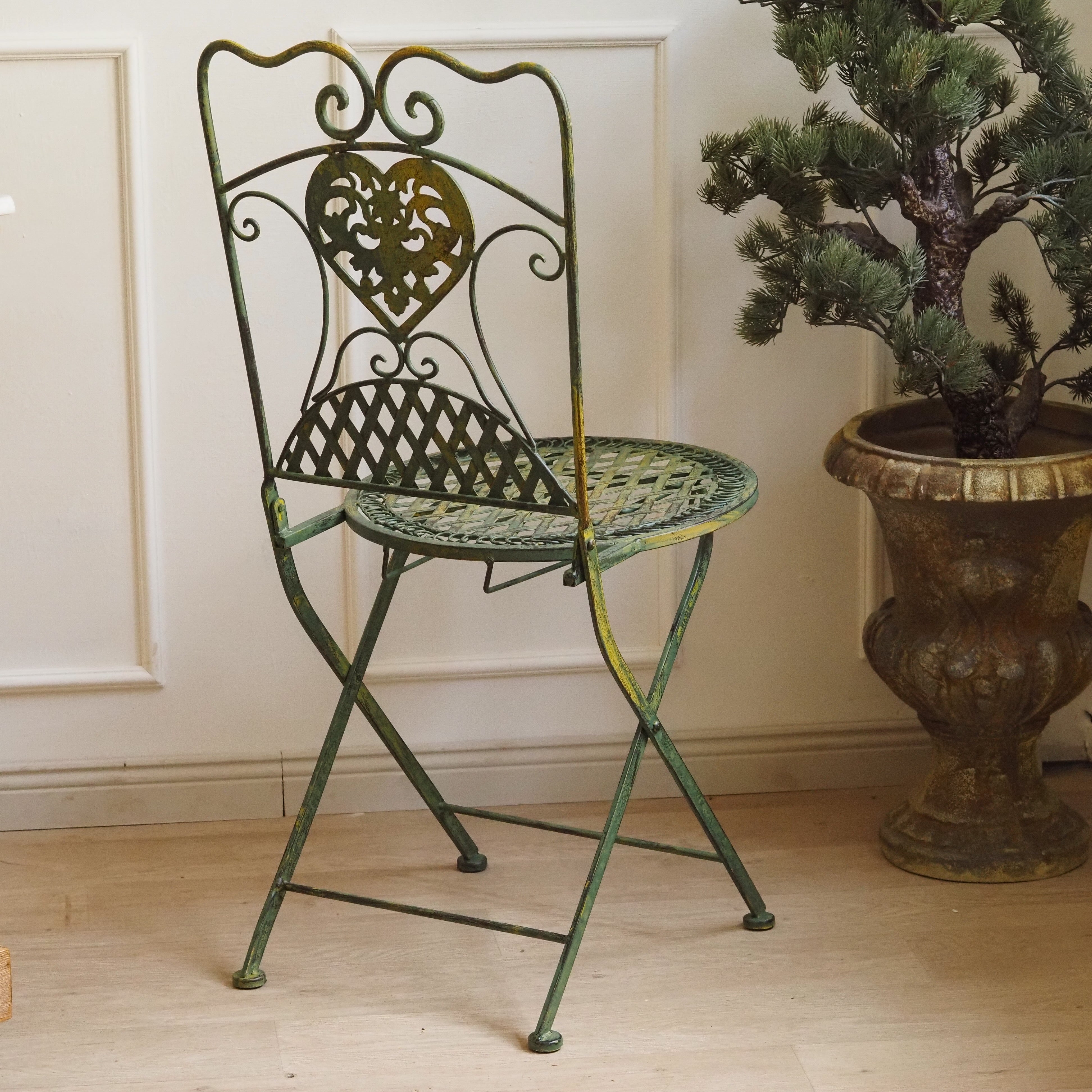 Metall Klappstuhl mit Zierornament und Patina-Finish