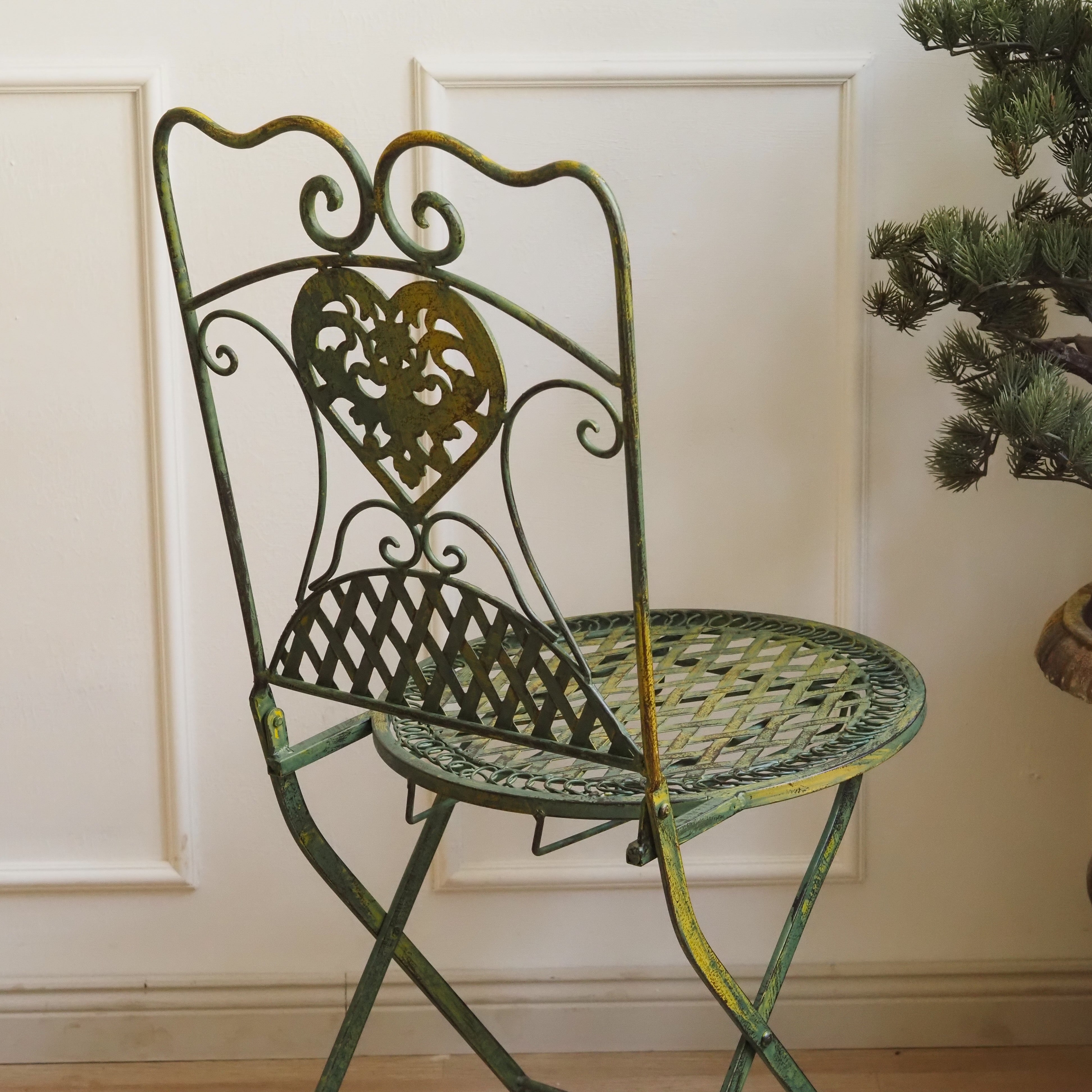 Metall Klappstuhl mit Zierornament und Patina-Finish