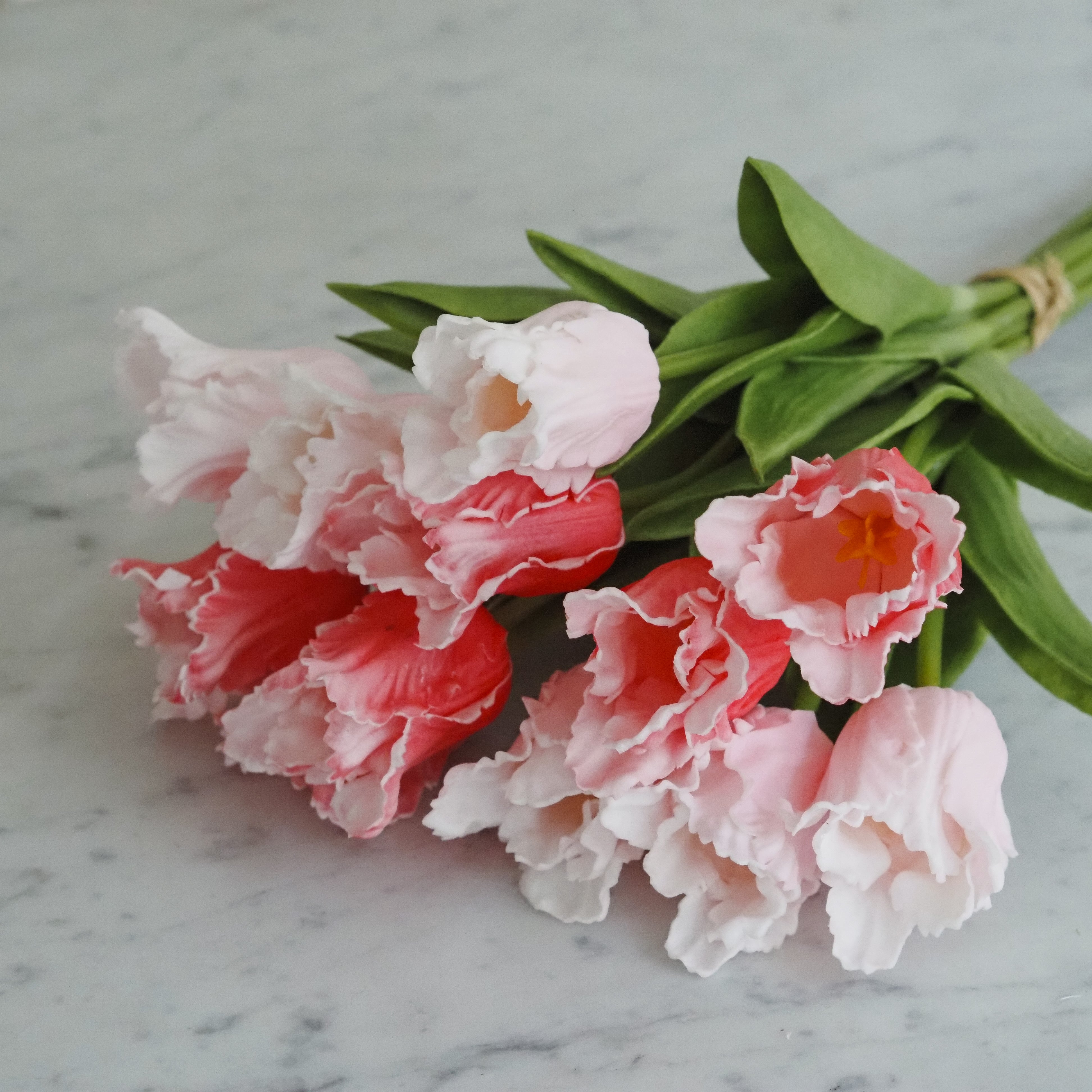 Dekorative Tulpen im Bund · florales Arrangement in rosa-weißer Ausführung