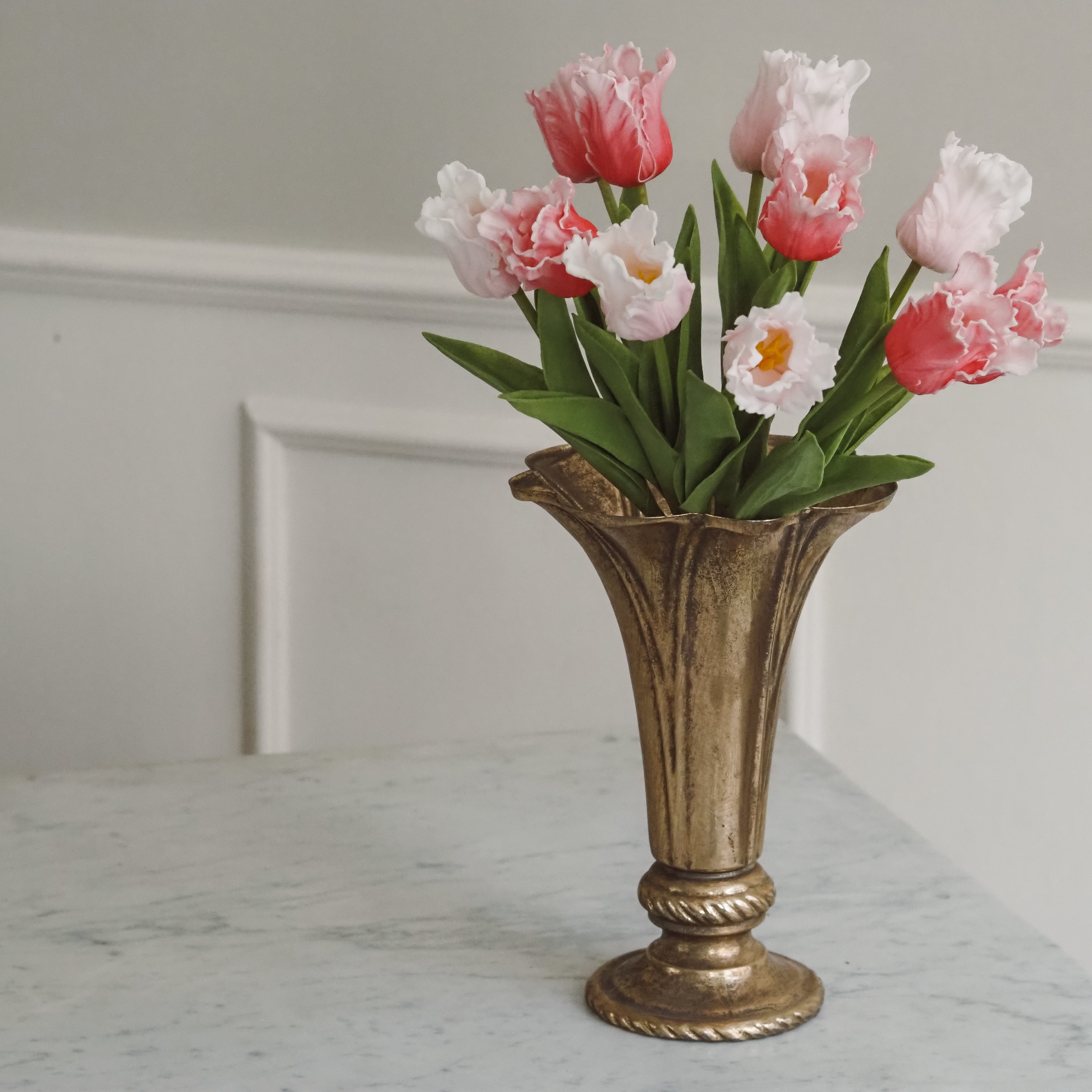 Dekorative Tulpen im Bund · florales Arrangement in rosa-weißer Ausführung