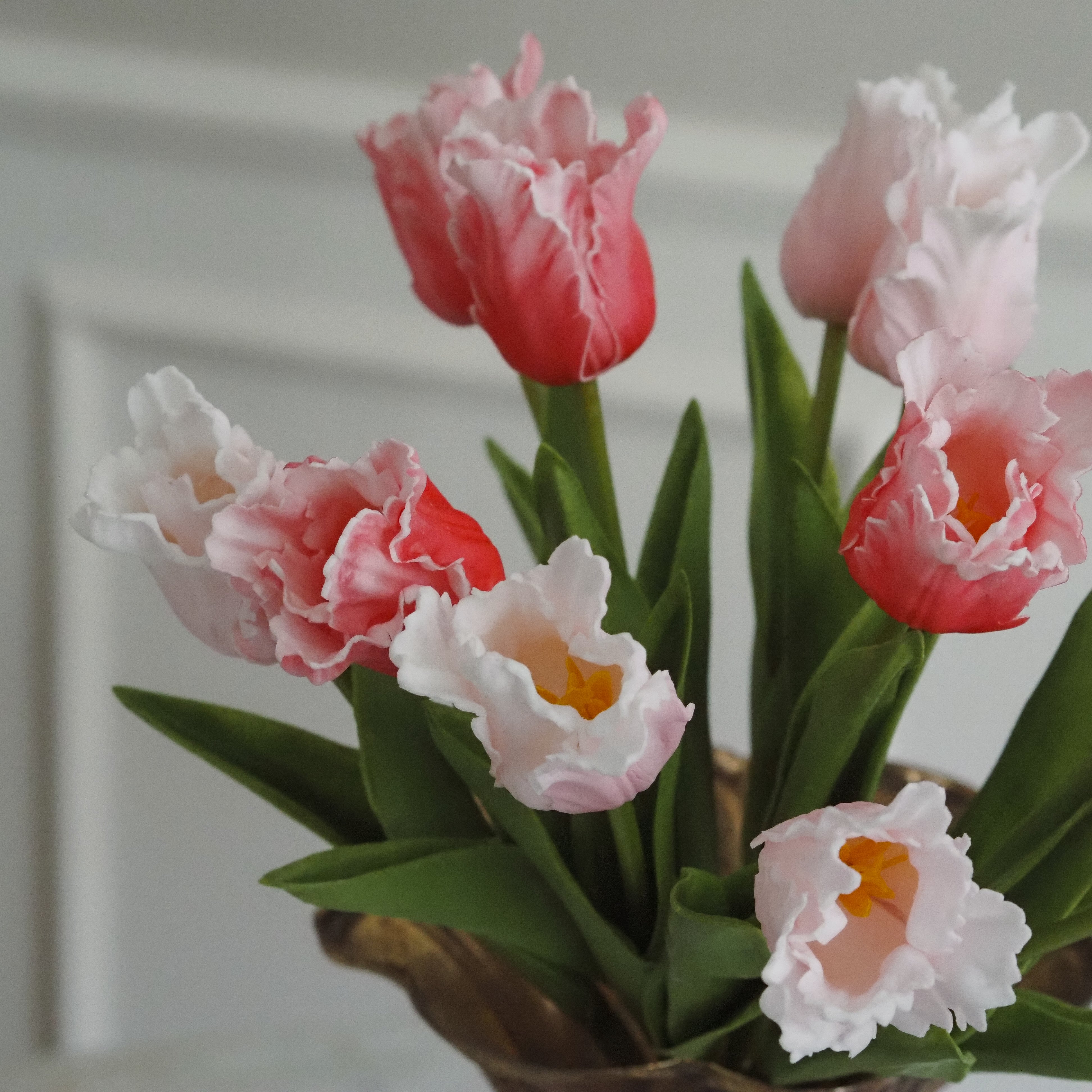Dekorative Tulpen im Bund · florales Arrangement in rosa-weißer Ausführung