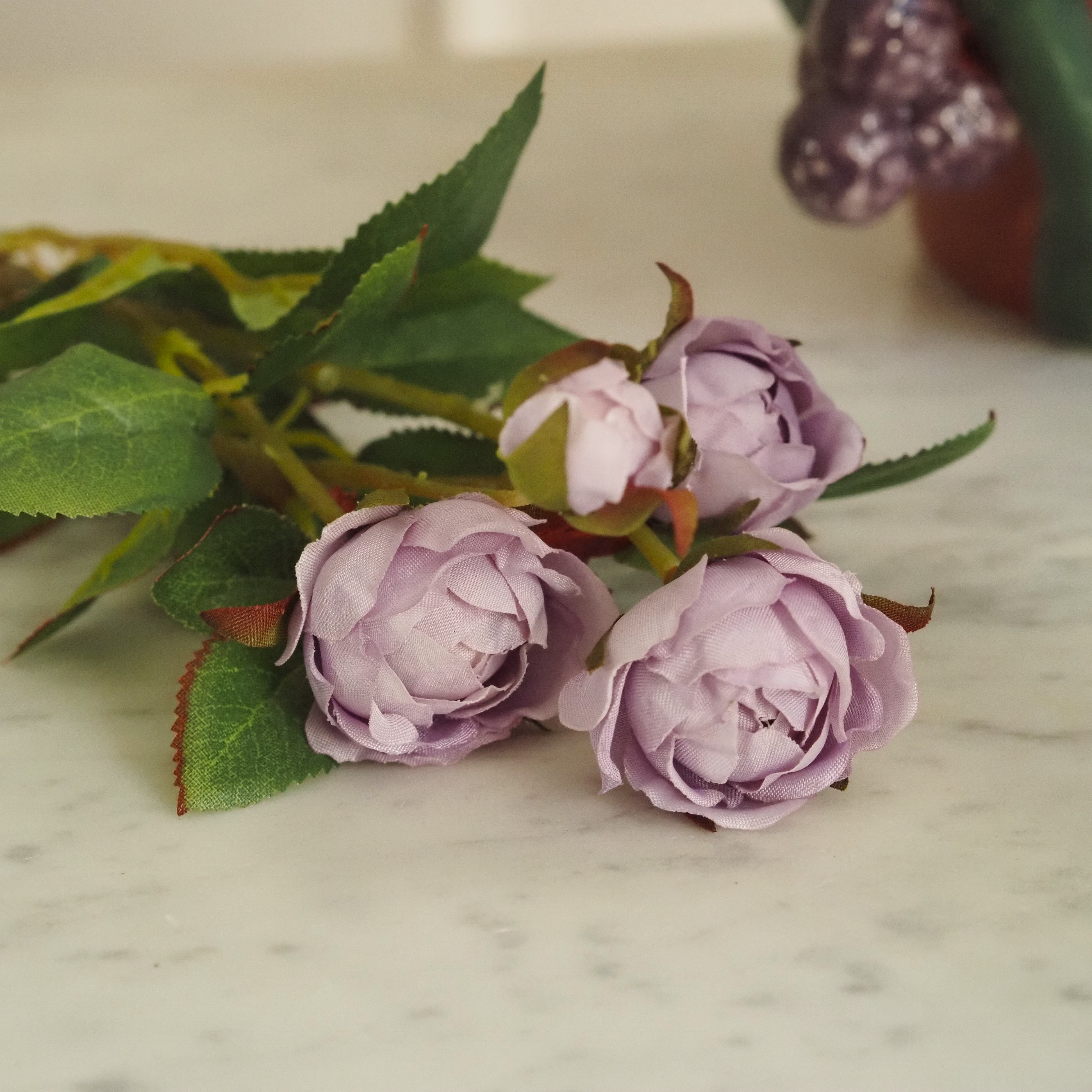 Rosenzweig · lila Blütenzweig im nostalgischen Landhausstil