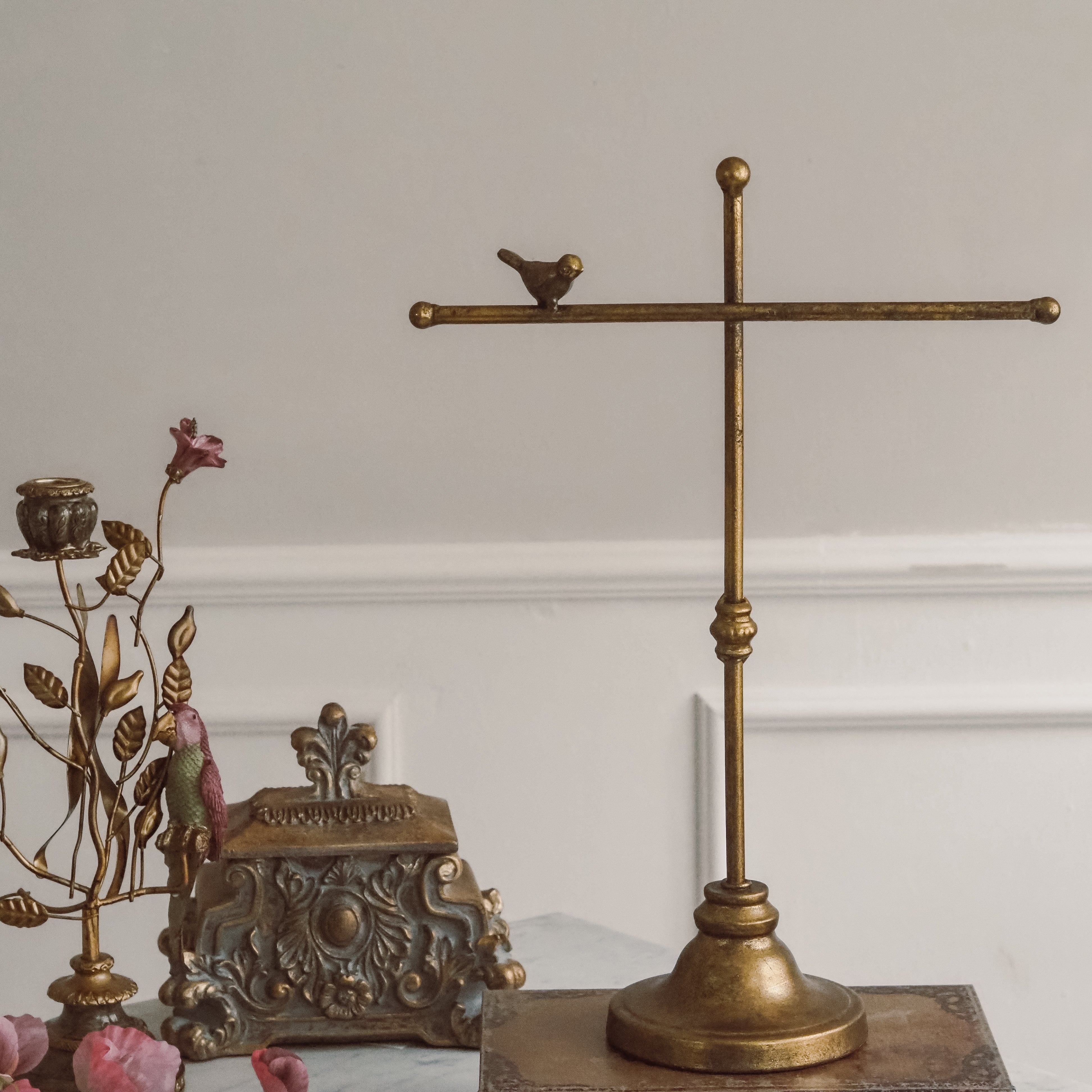 Schmuckständer mit Vogel · Metallobjekt in historisierender Form