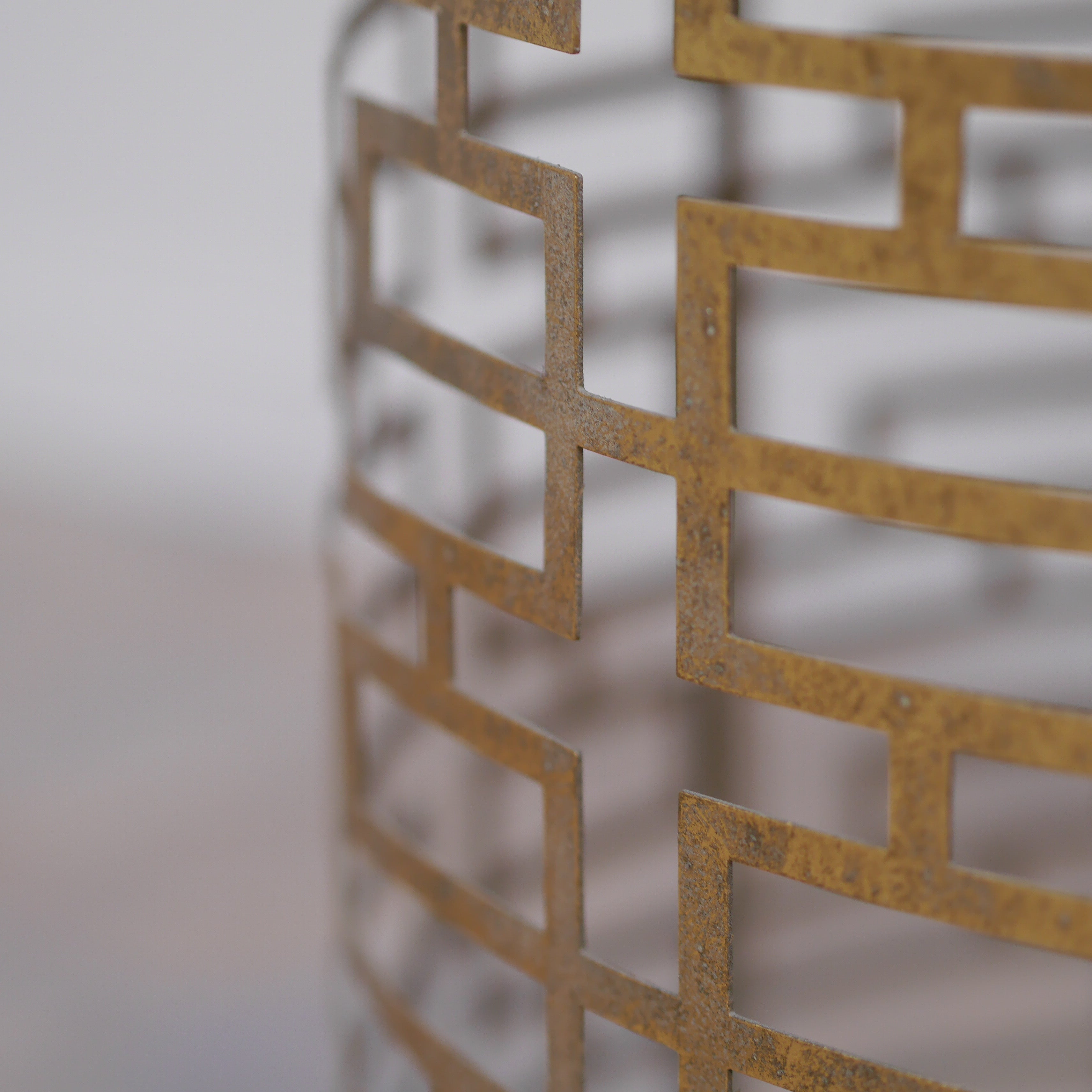 Beistelltisch Gold rund mit Glasplatte – geometrisches Metallgestell im Art-Déco-Stil