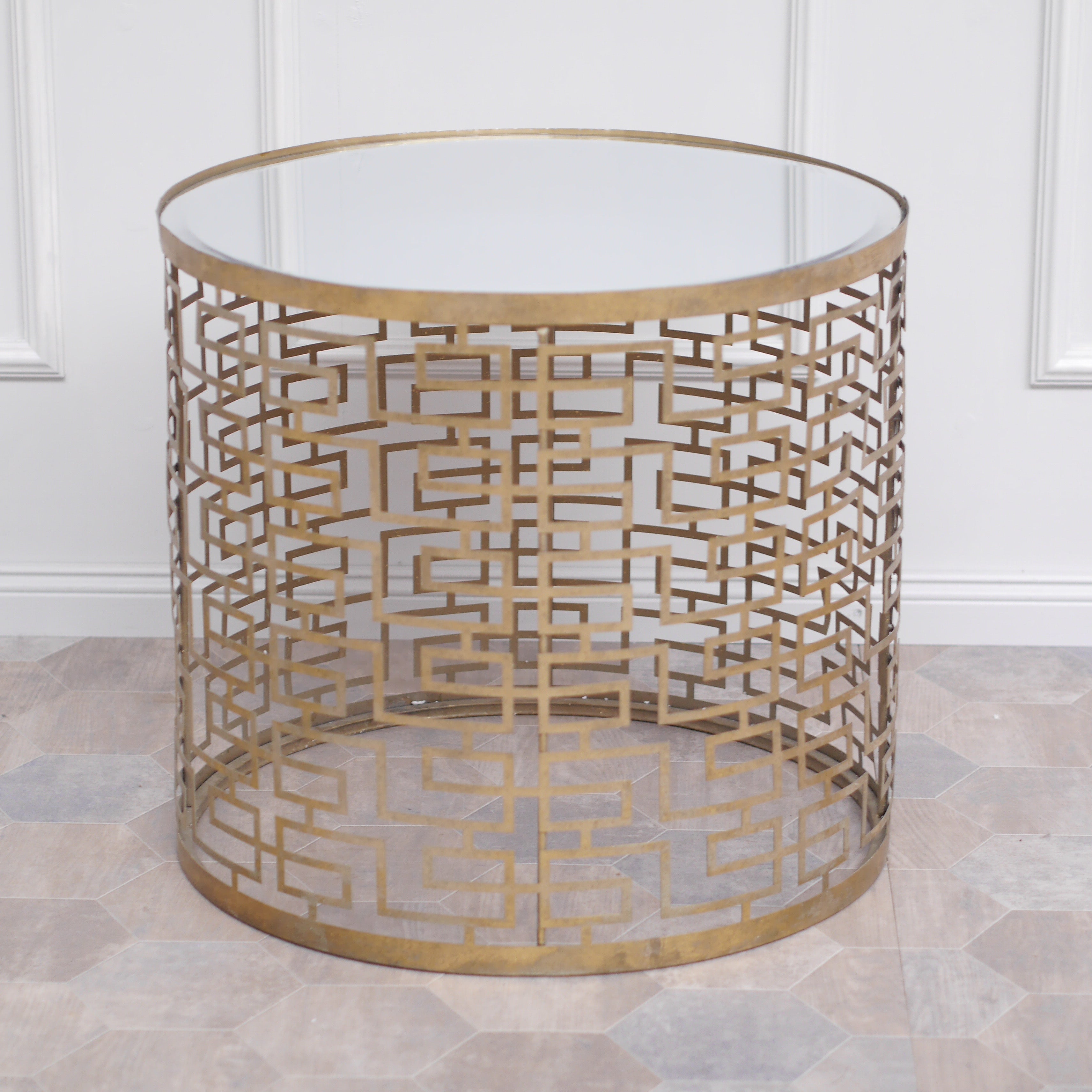 Beistelltisch Gold rund mit Glasplatte – geometrisches Metallgestell im Art-Déco-Stil