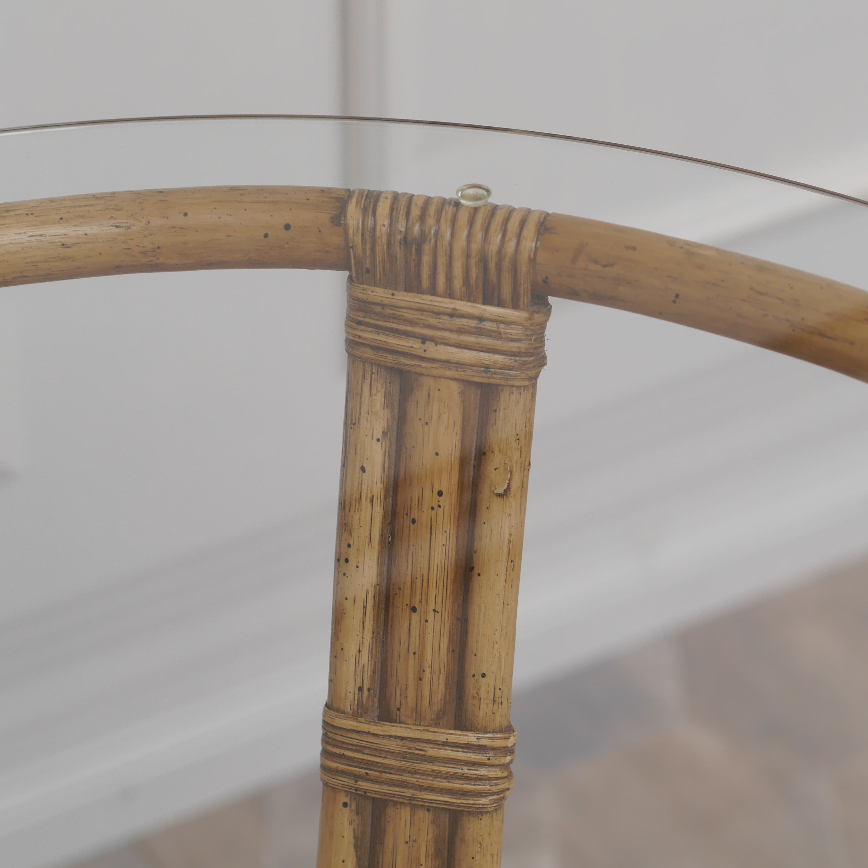 Runder Rattantisch mit Glasplatte - Vintage Gartentisch, Beistelltisch