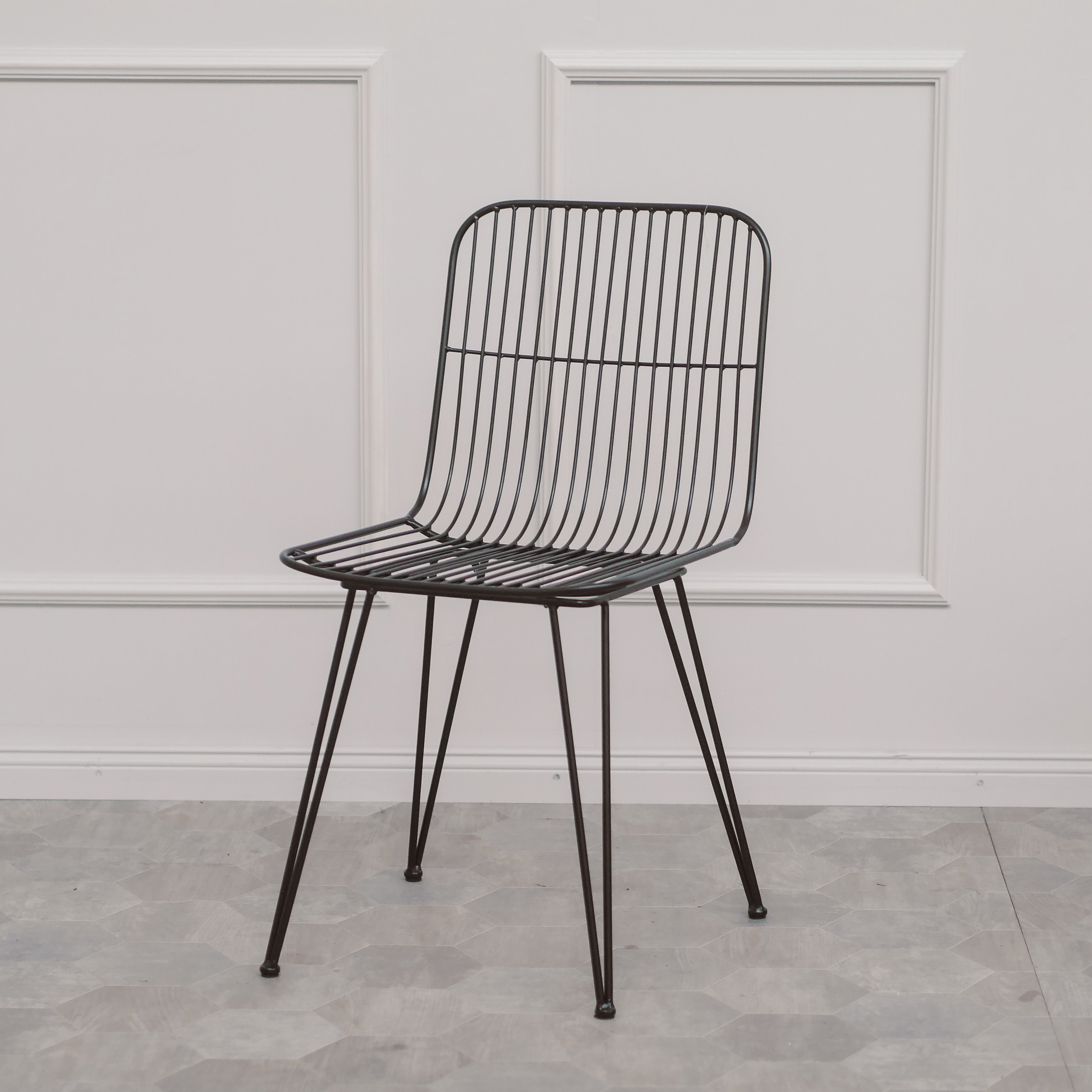 Metallstuhl schwarz – Drahtstuhl im Industrial Design