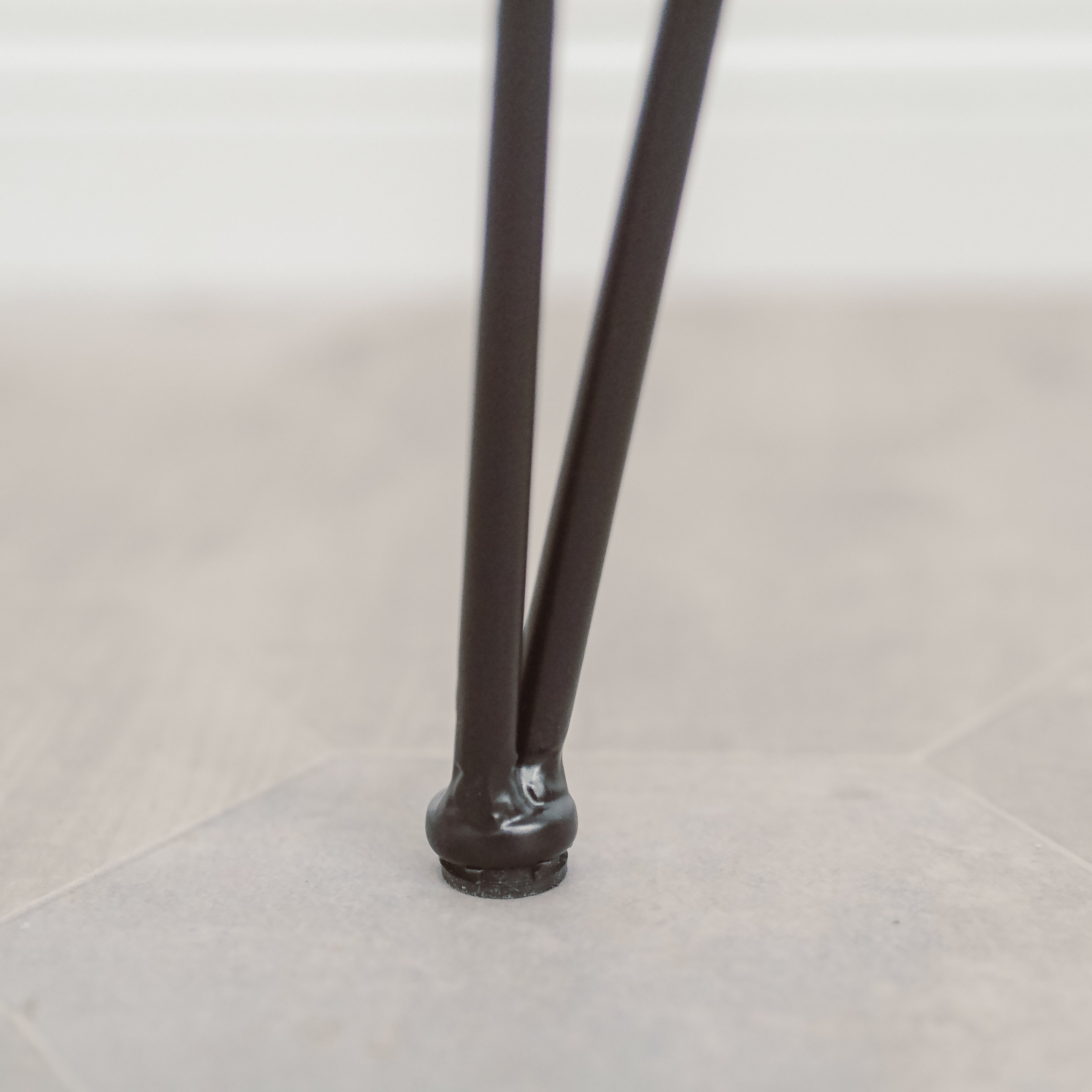Metallstuhl schwarz – Drahtstuhl im Industrial Design
