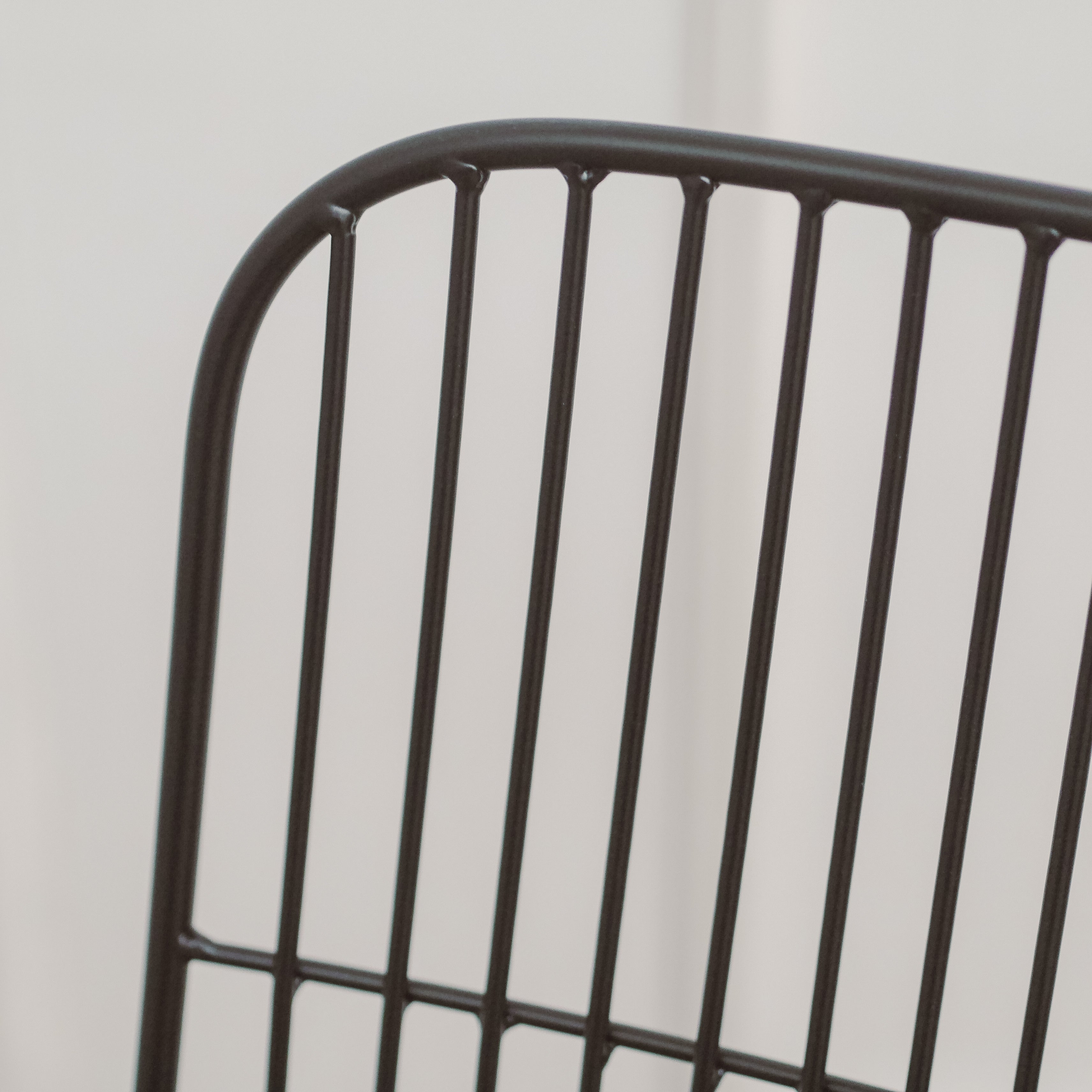 Metallstuhl schwarz – Drahtstuhl im Industrial Design