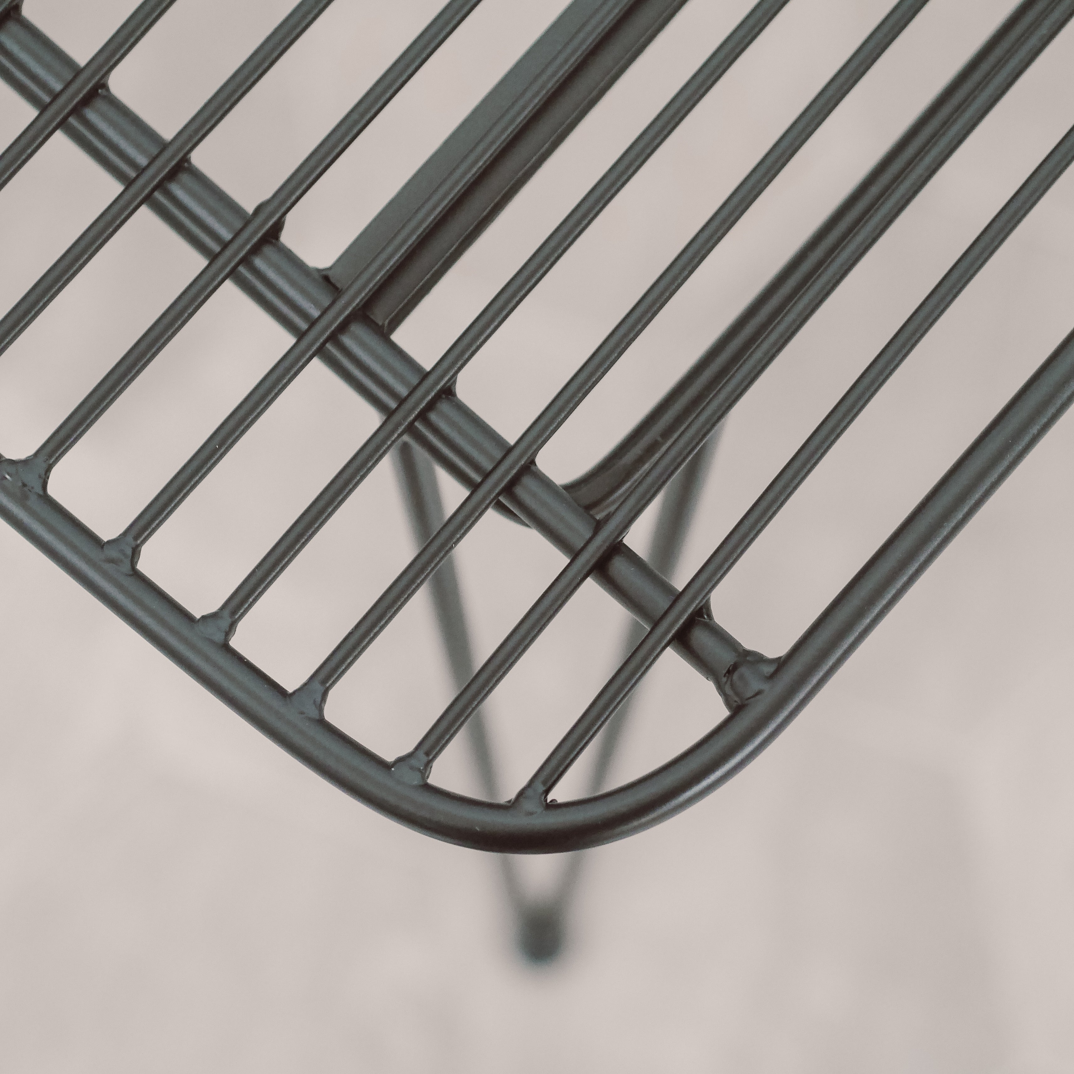 Metallstuhl schwarz – Drahtstuhl im Industrial Design