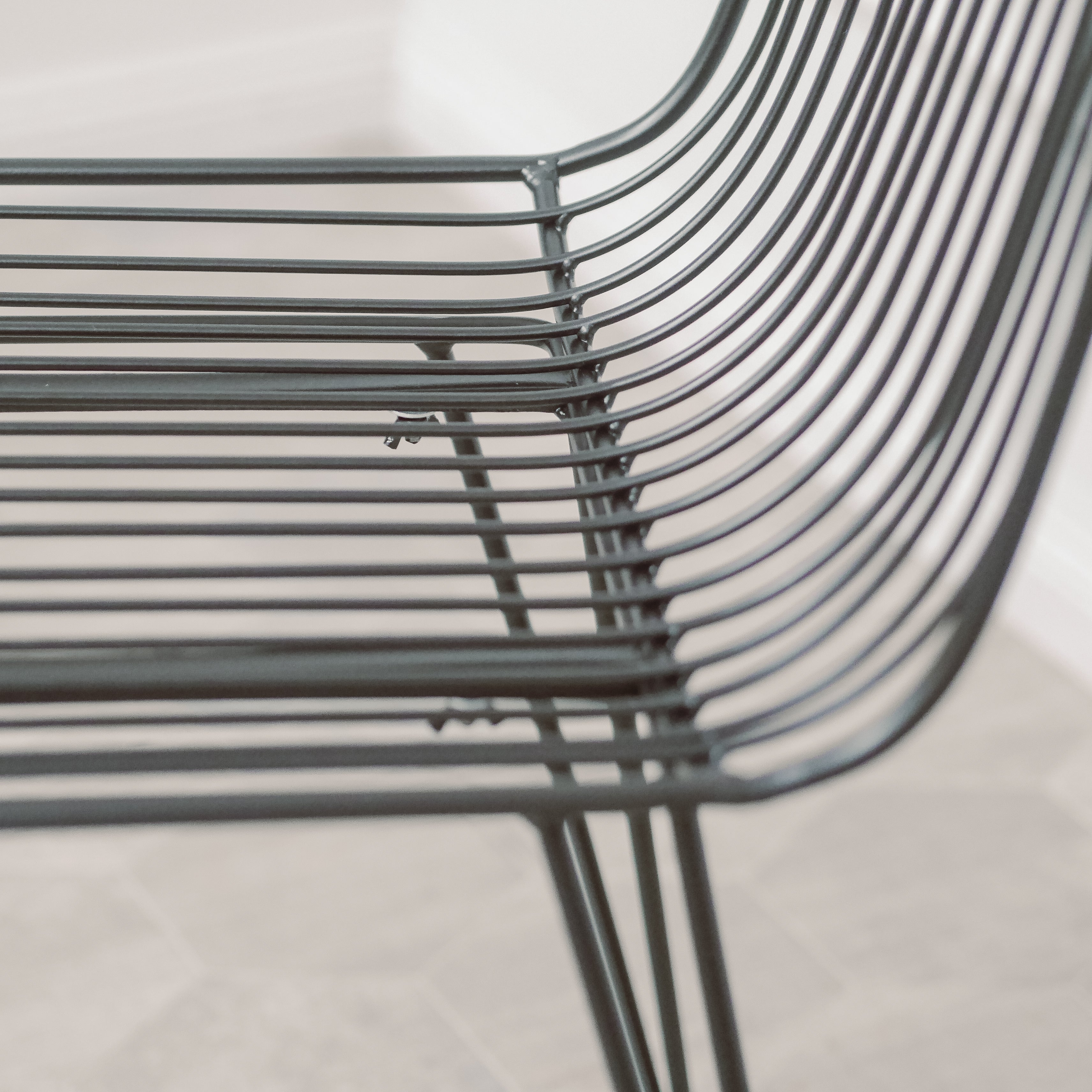 Metallstuhl schwarz – Drahtstuhl im Industrial Design