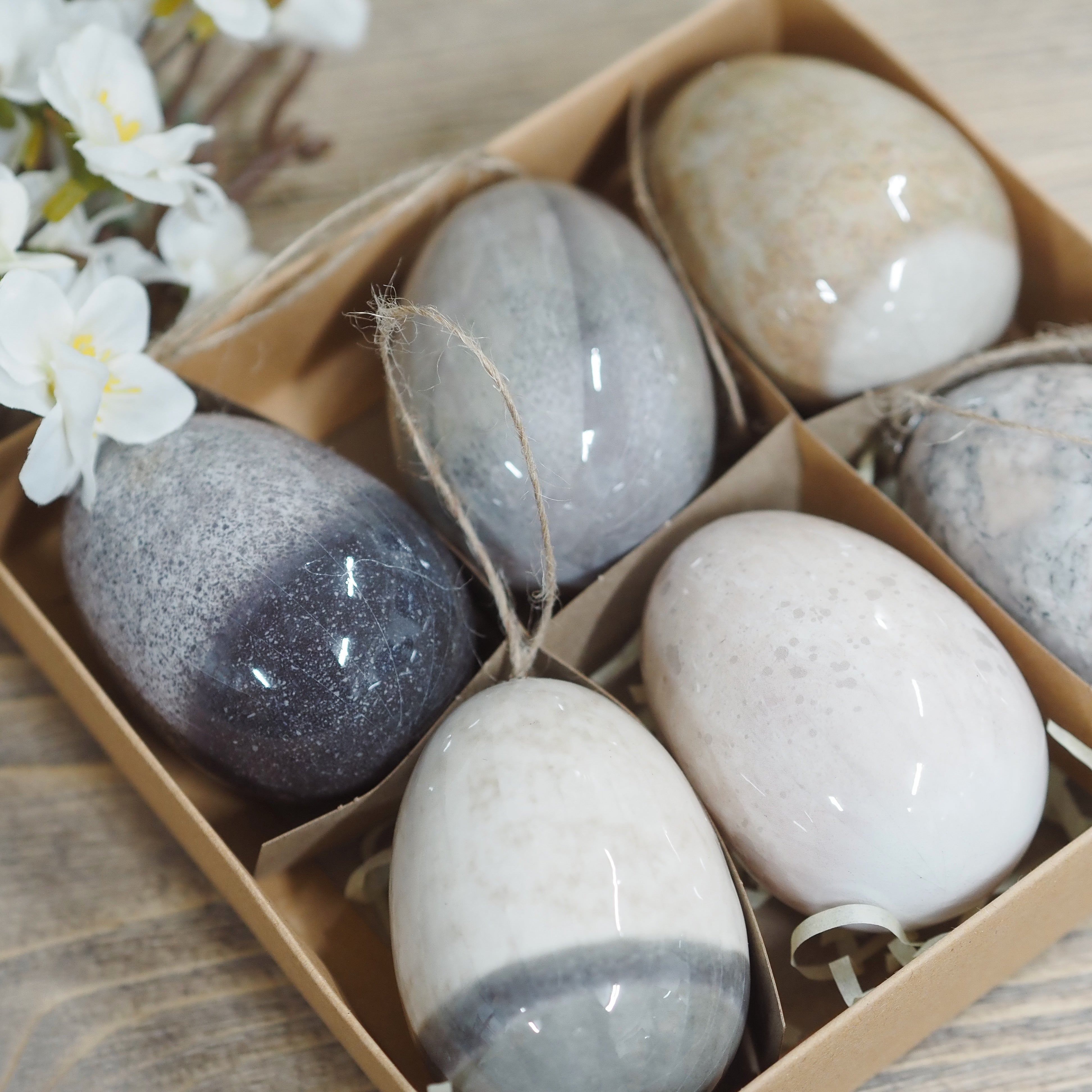 Dekorative Eier im 6er Set · folierte Oberfläche / saisonale Hängedekoration