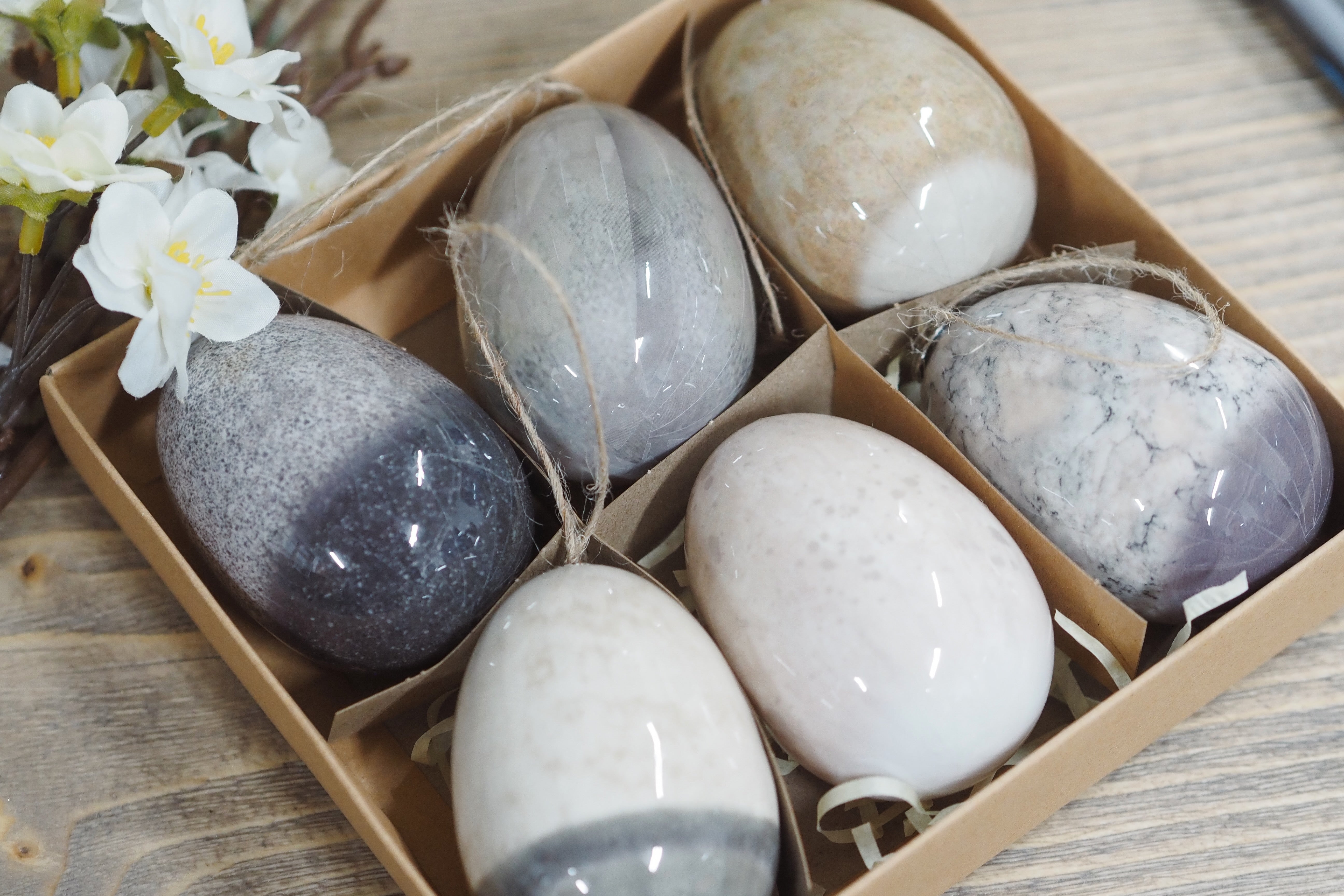 Dekorative Eier im 6er Set · folierte Oberfläche / saisonale Hängedekoration