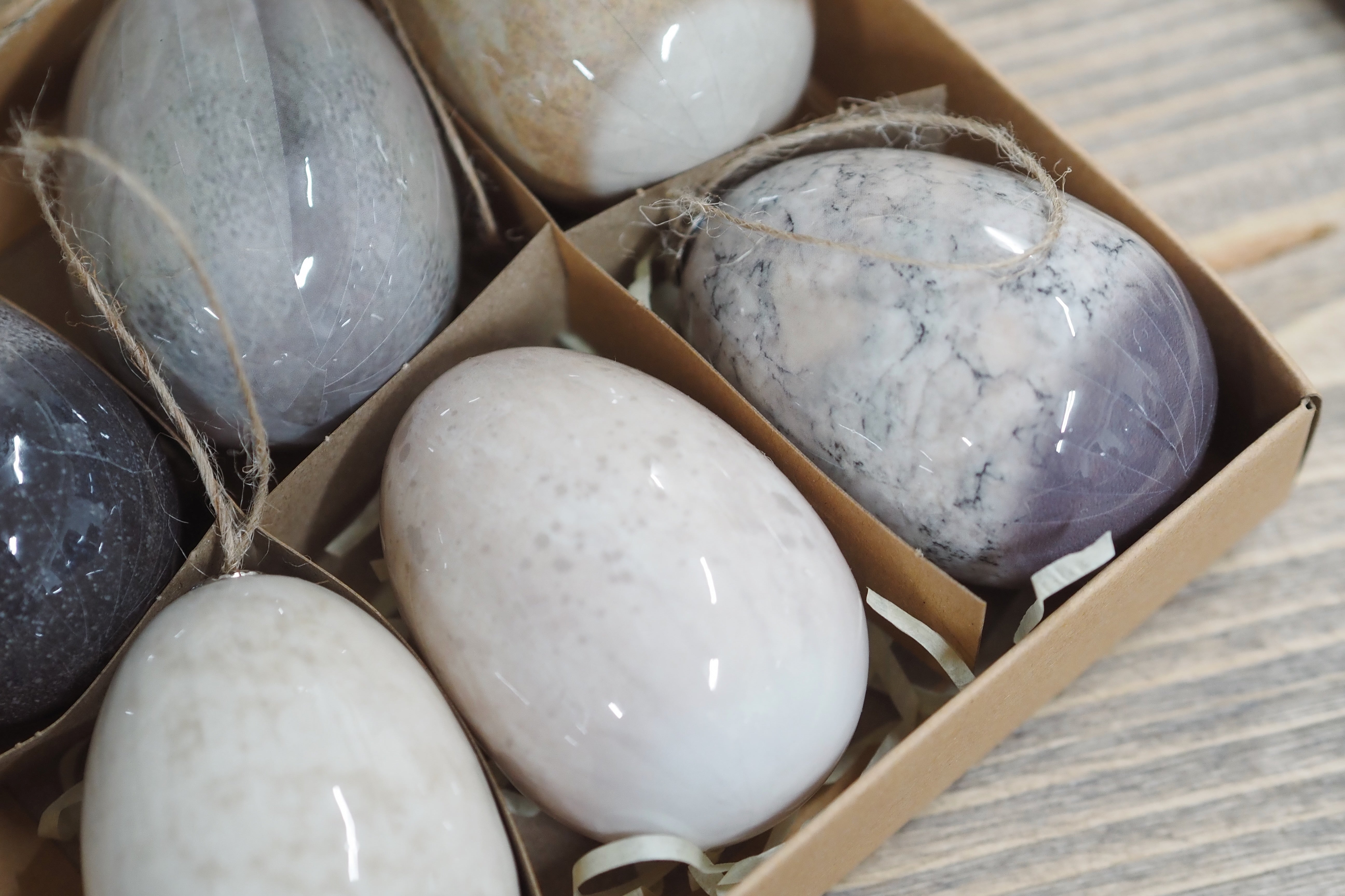 Dekorative Eier im 6er Set · folierte Oberfläche / saisonale Hängedekoration