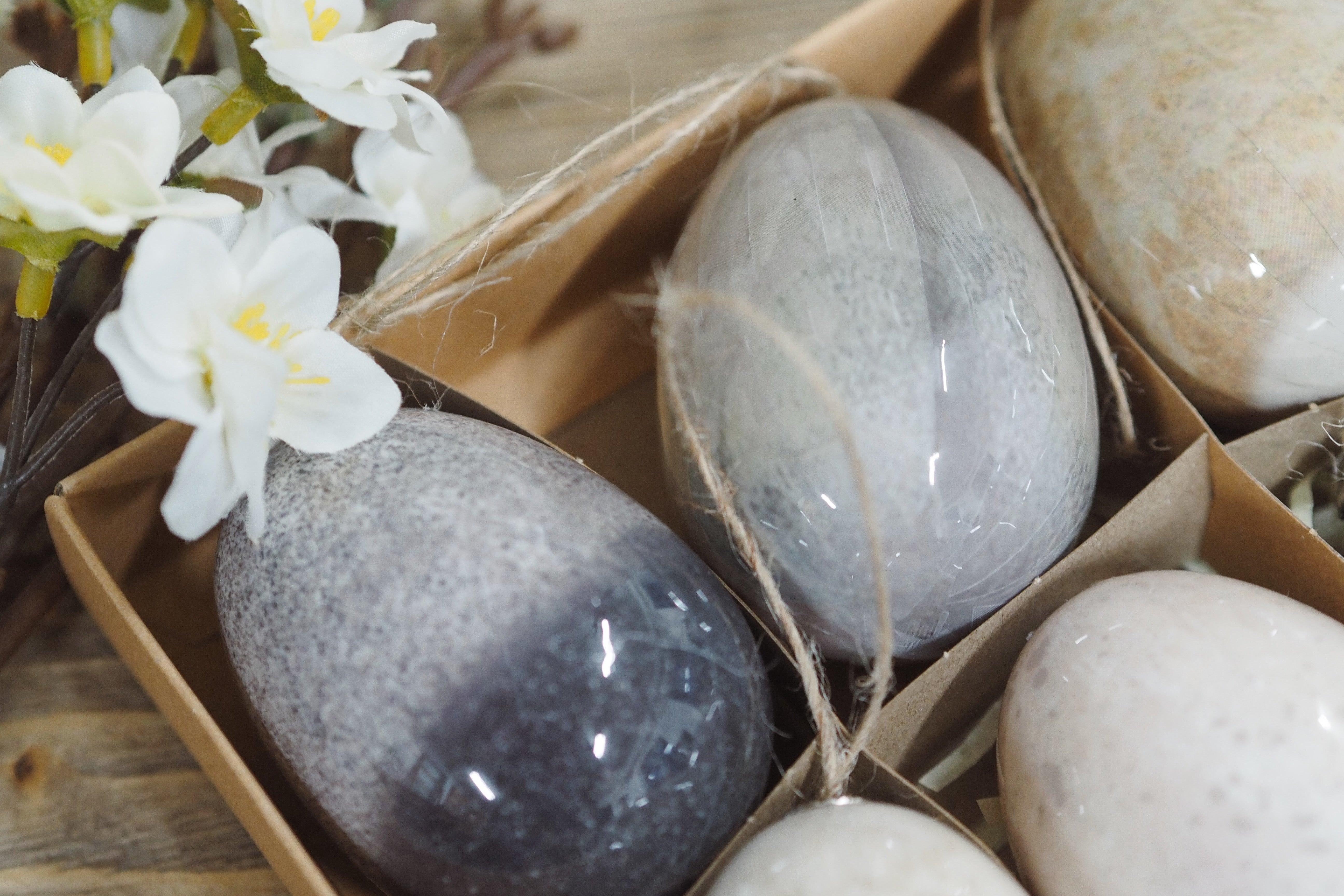 Dekorative Eier im 6er Set · folierte Oberfläche / saisonale Hängedekoration