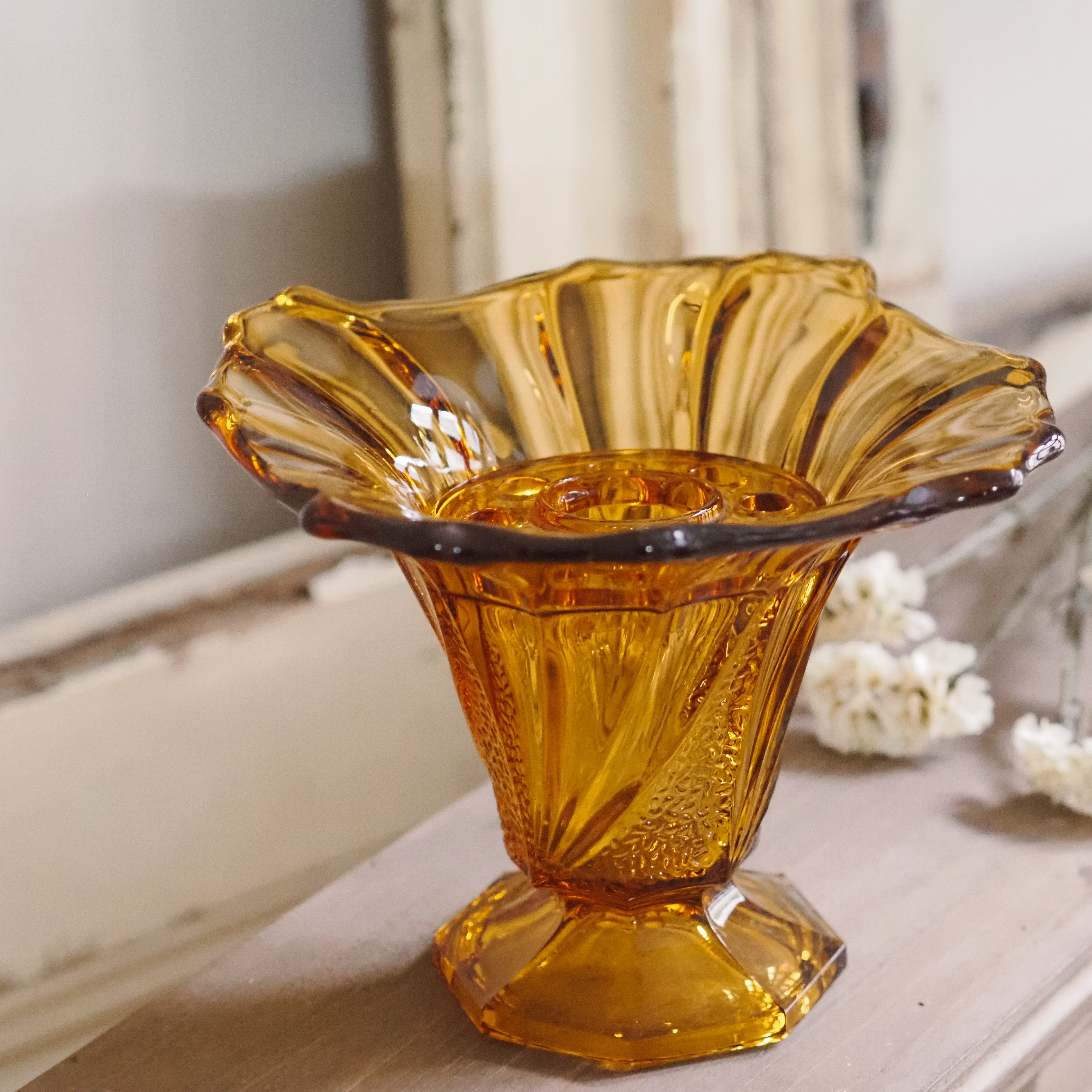 Blumensteckvase · 1950er Jahre · bernsteinfarbenes Pressglas