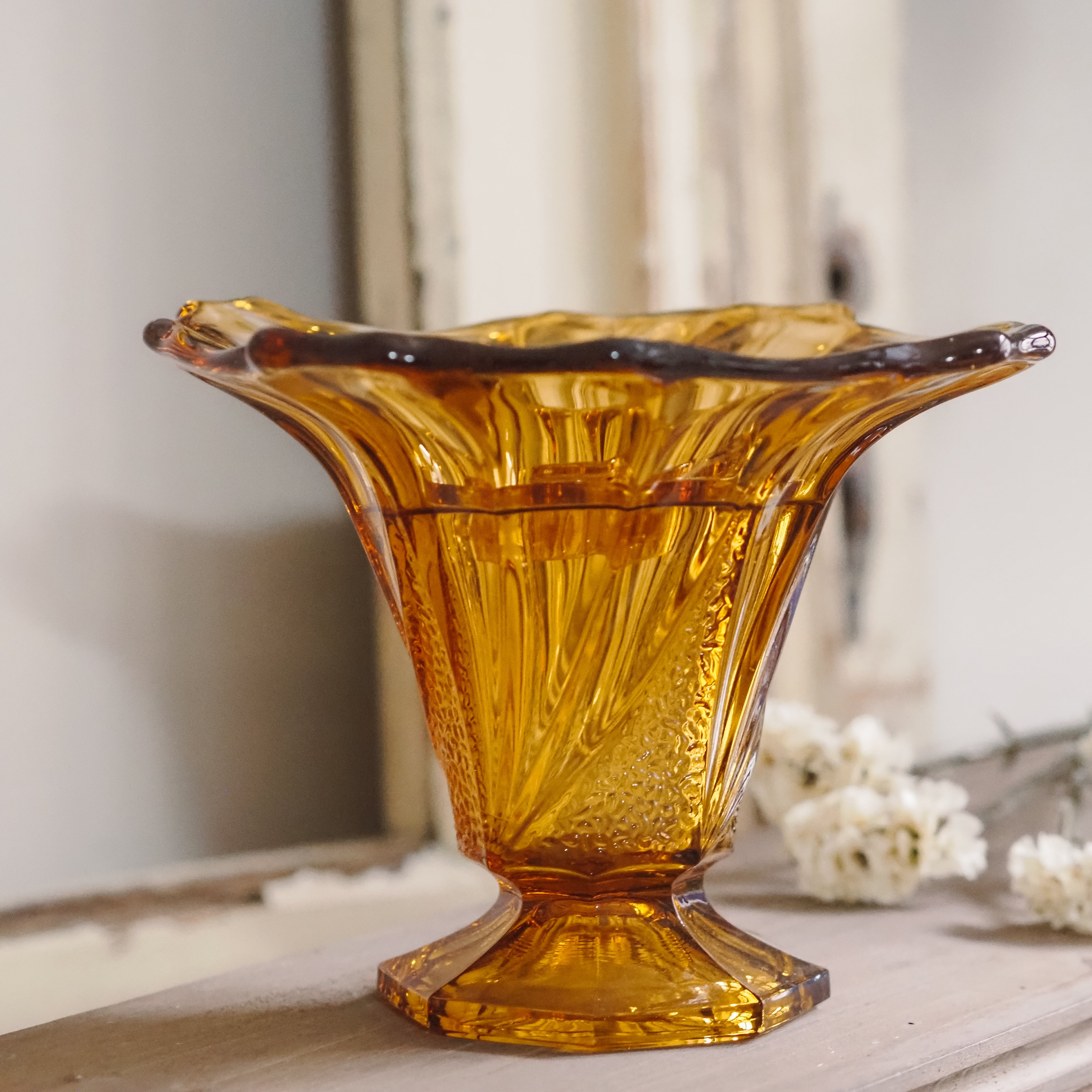 Blumensteckvase · 1950er Jahre · bernsteinfarbenes Pressglas