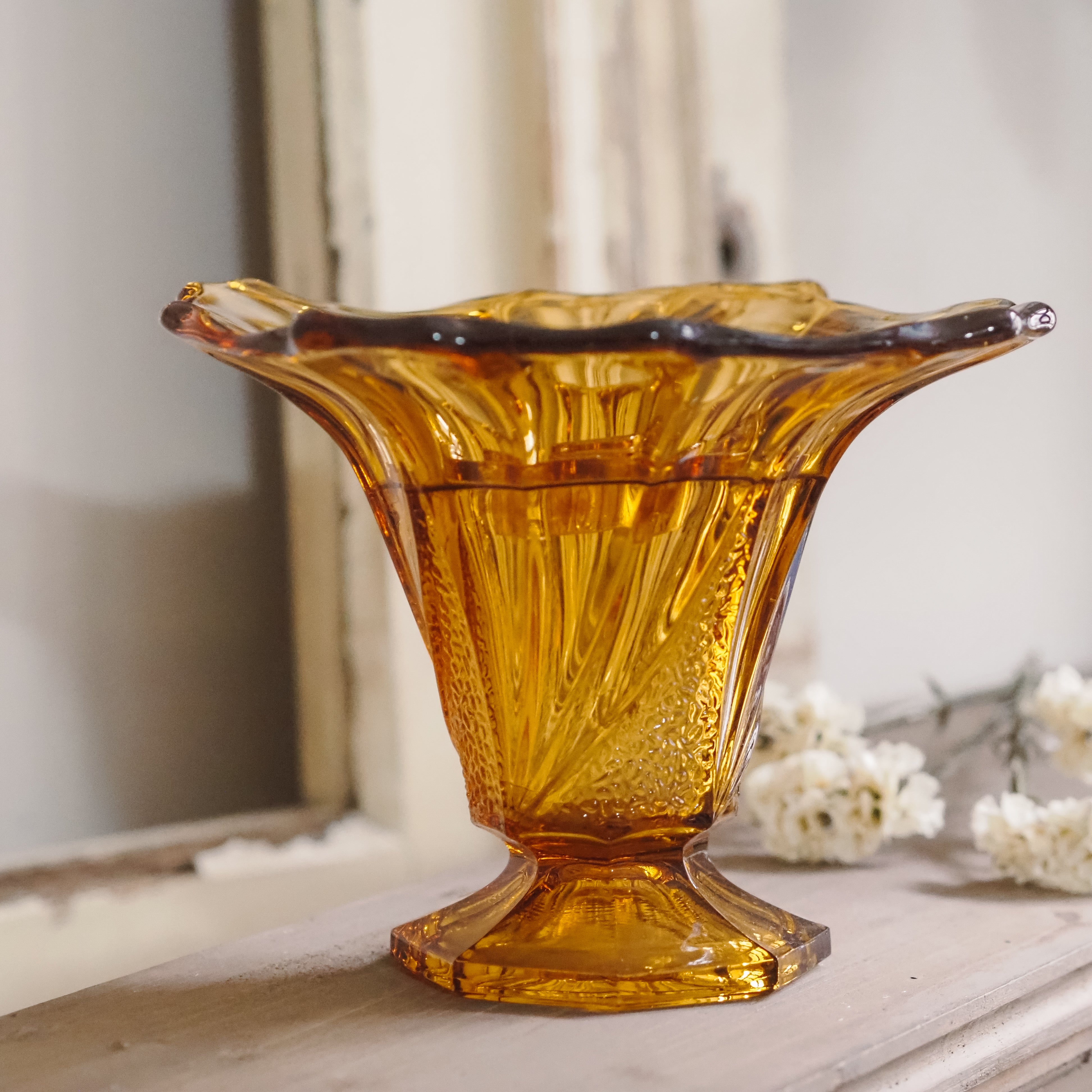 Blumensteckvase · 1950er Jahre · bernsteinfarbenes Pressglas