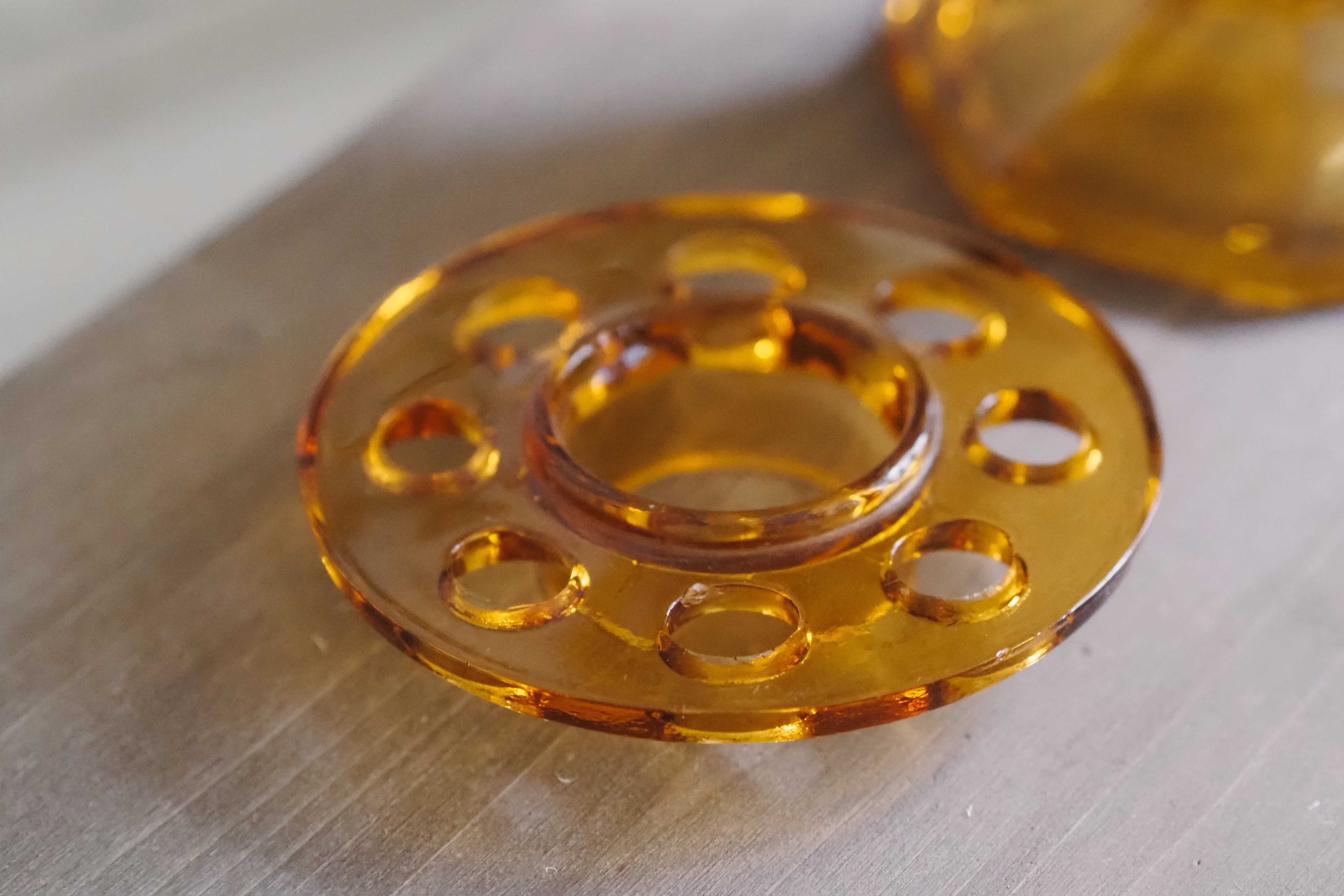 Blumensteckvase · 1950er Jahre · bernsteinfarbenes Pressglas