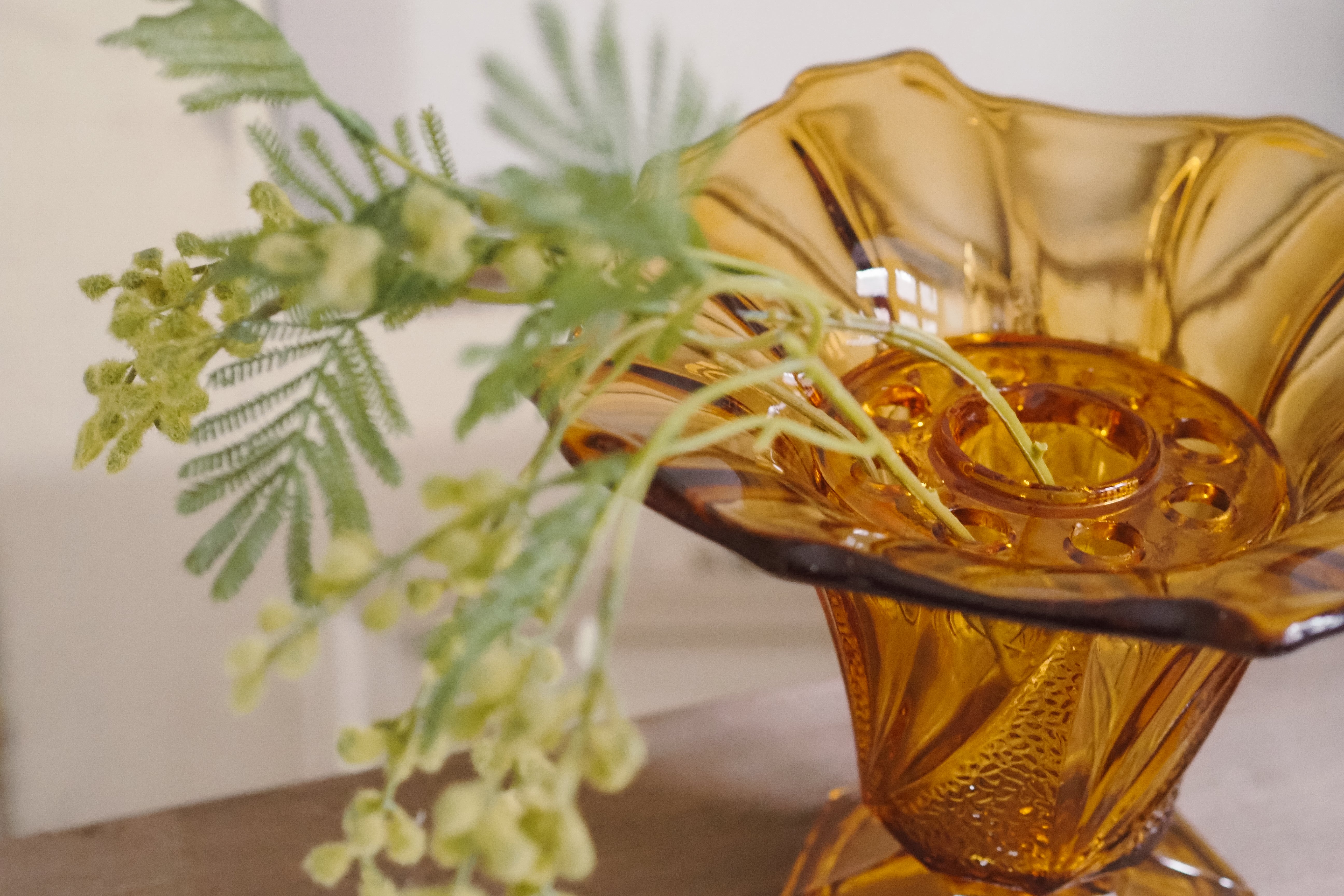 Blumensteckvase · 1950er Jahre · bernsteinfarbenes Pressglas