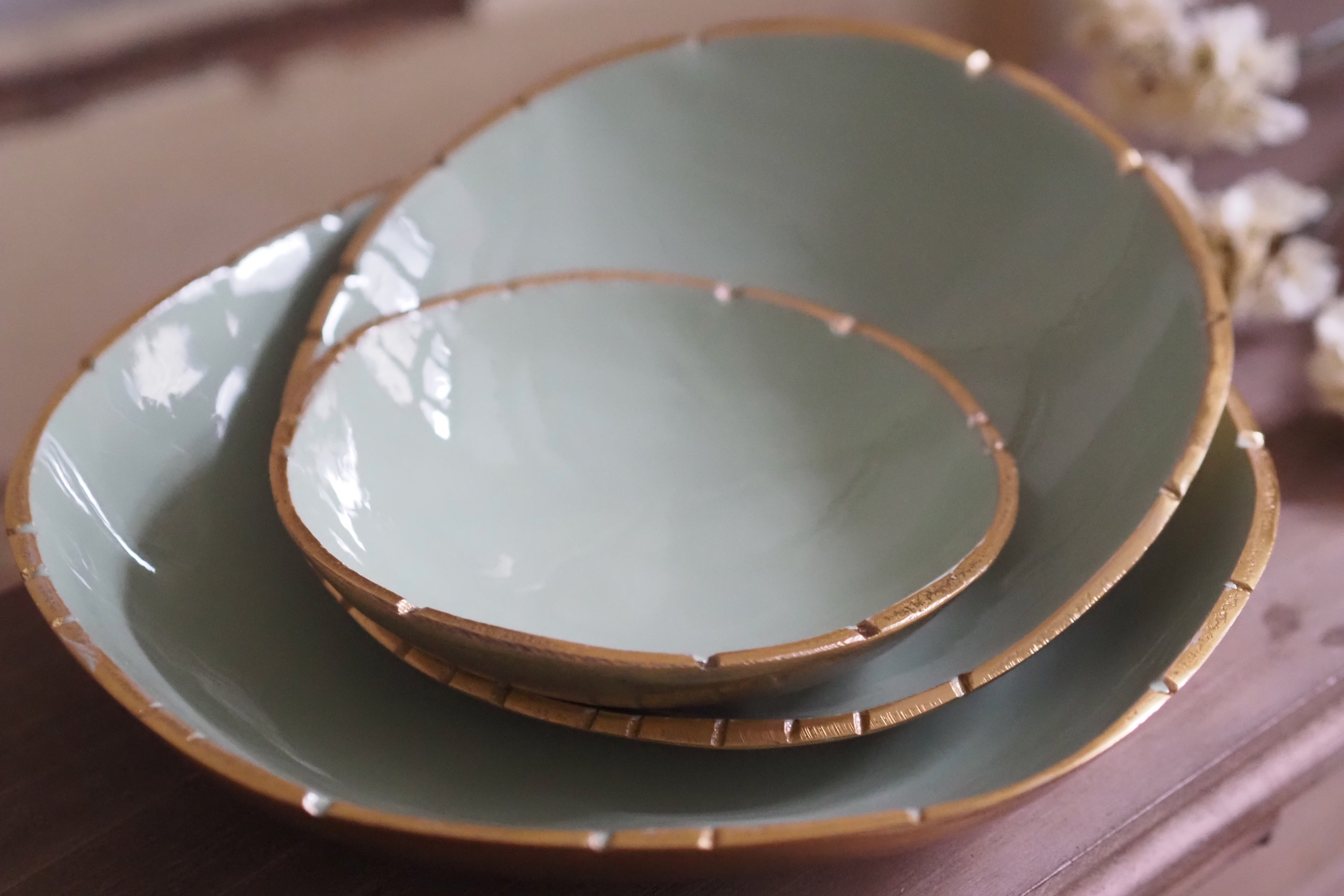 Schalenset · Glasur in Salbeigrün mit Goldrand