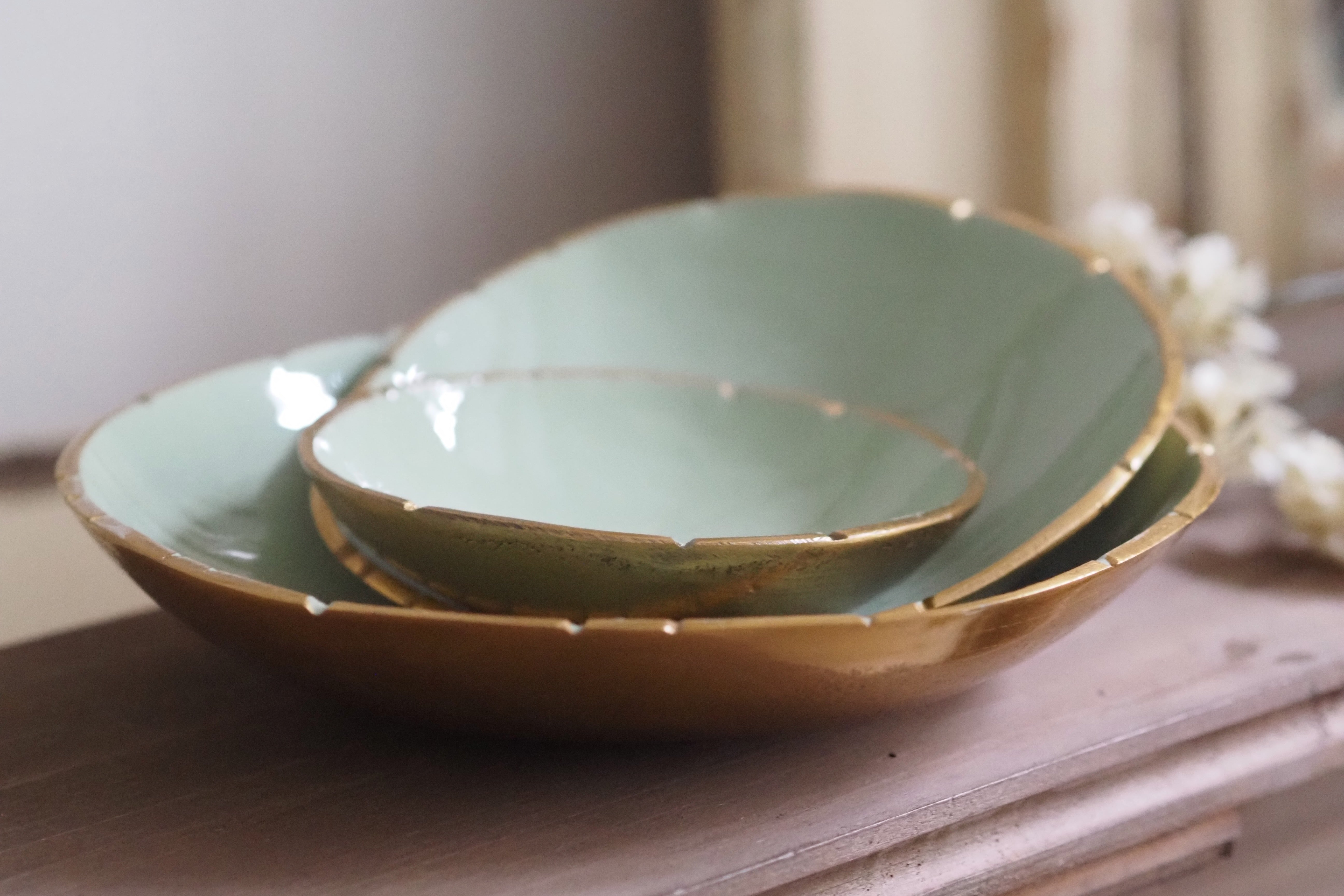 Schalenset · Glasur in Salbeigrün mit Goldrand