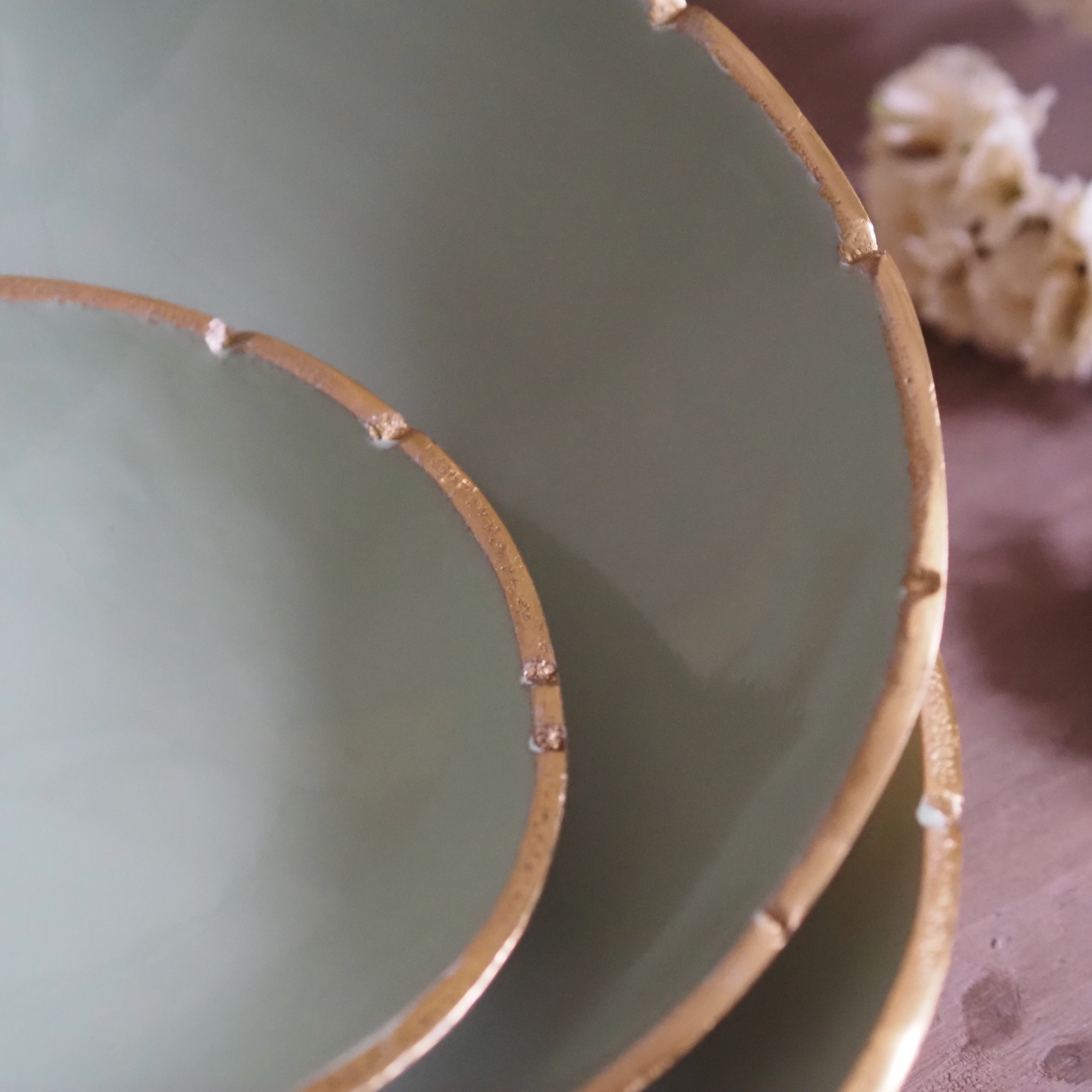 Schalenset · Glasur in Salbeigrün mit Goldrand