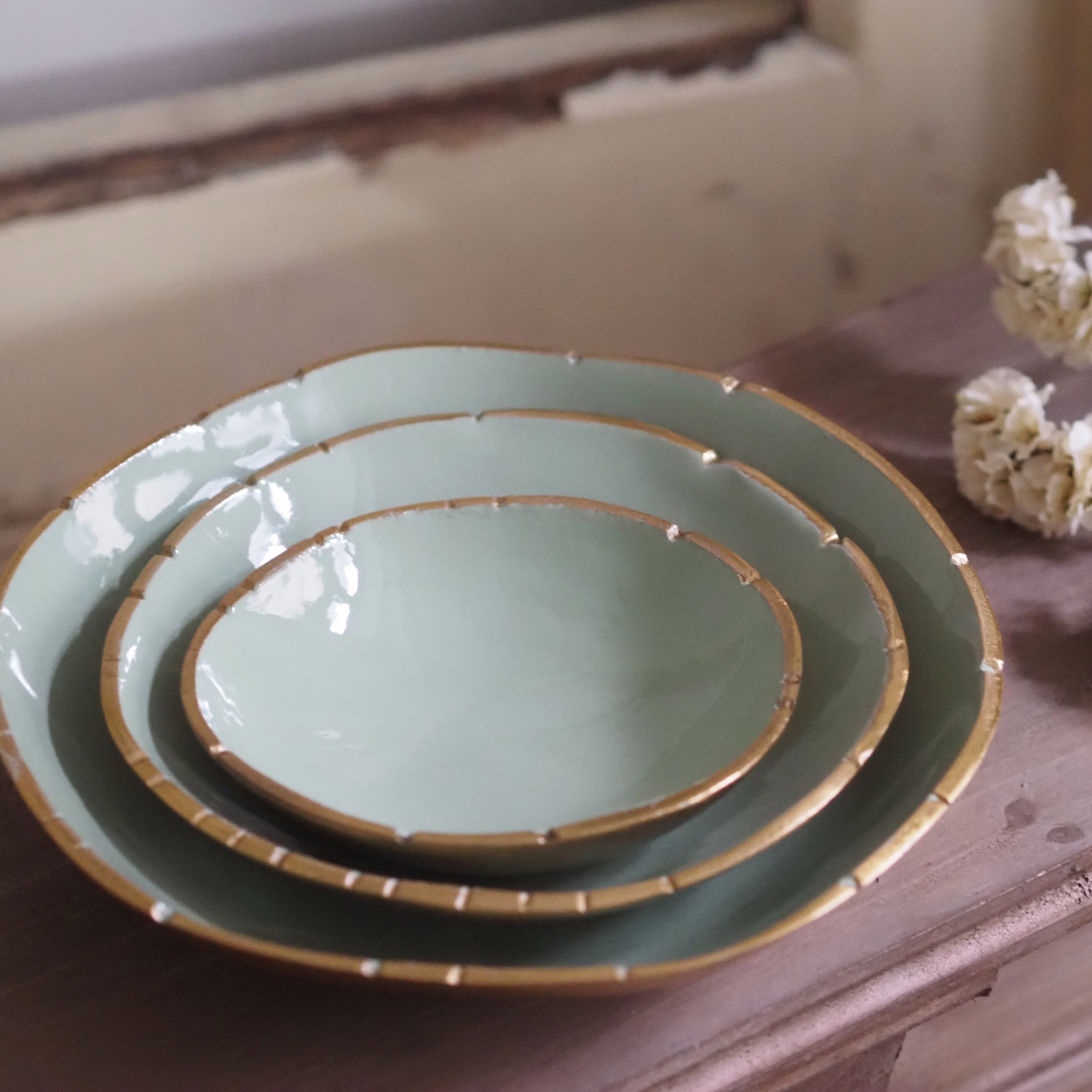 Schalenset · Glasur in Salbeigrün mit Goldrand