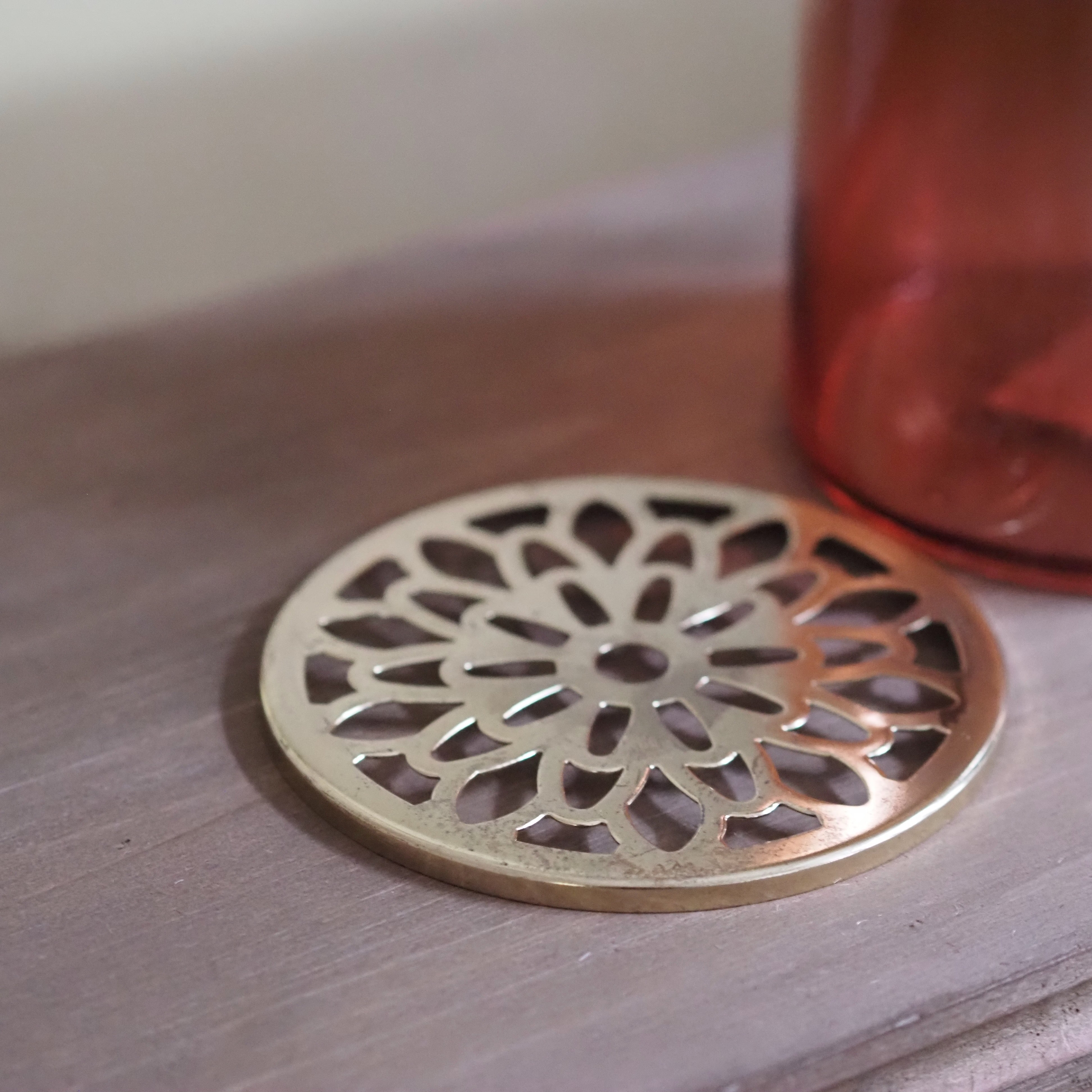 Glasvase mit Stanzdeckel · zylindrisches Glasgefäß mit Metallabdeckung