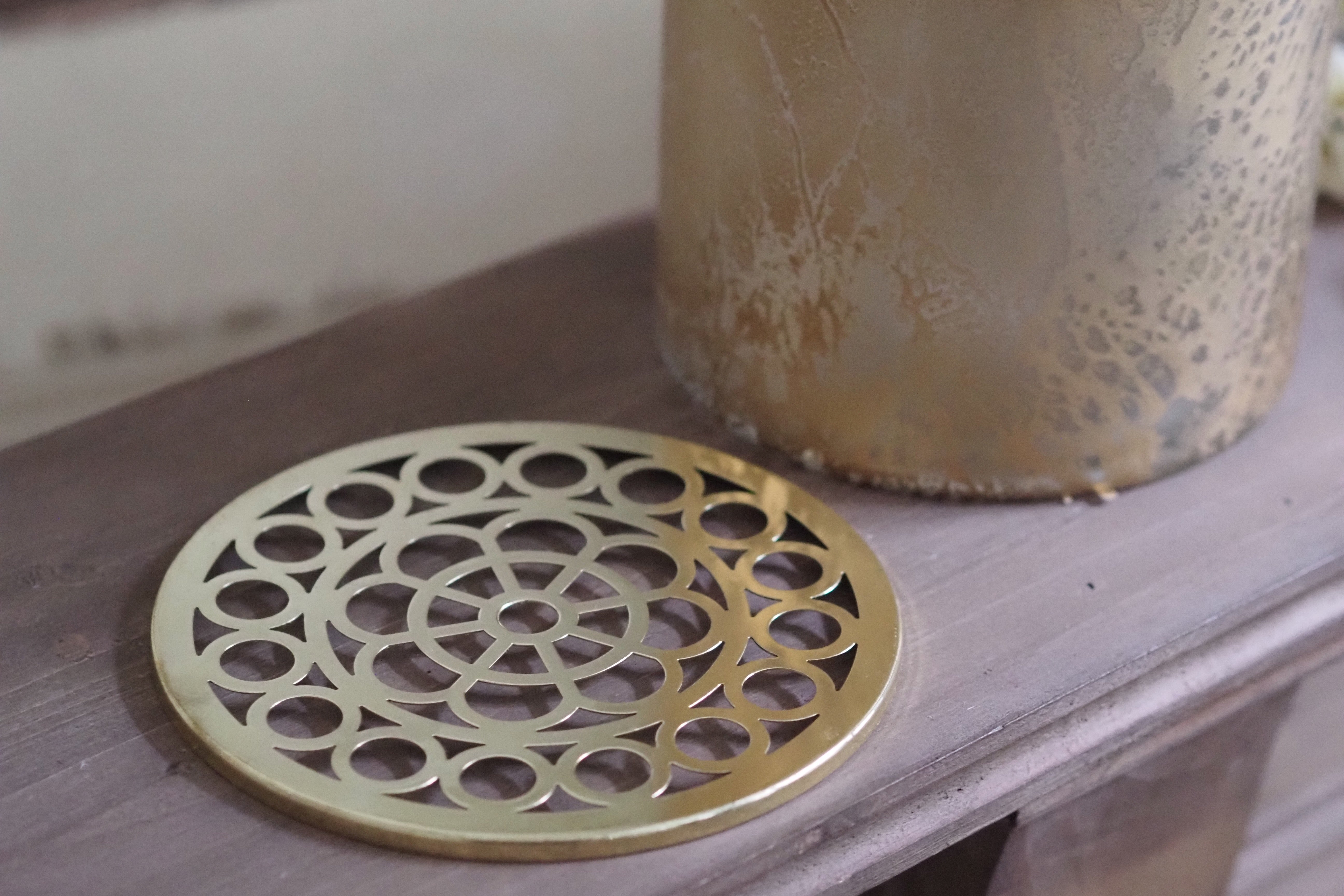 Glasvase mit Stanzdeckel · zylindrisches Glasgefäß mit Metallabdeckung