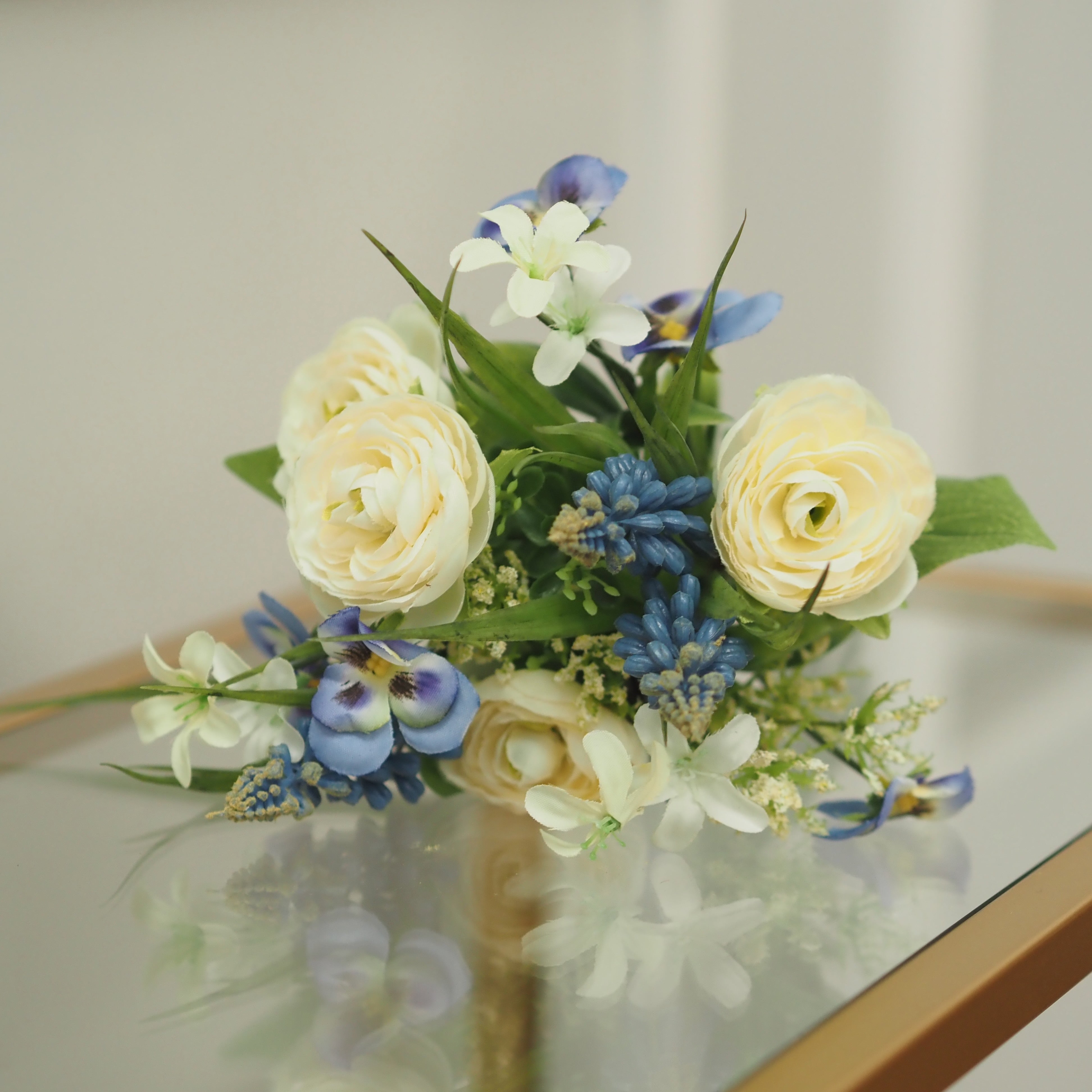 Frühlingsblumenstrauß · Weiß Blau Grün · künstliches Arrangement