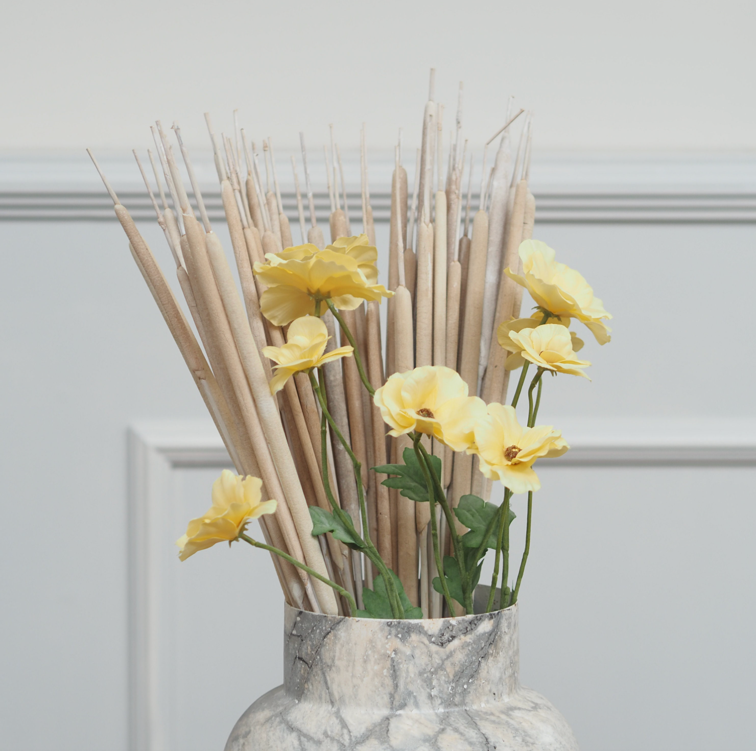 Ranunculus Blütenzweig · florale Sommerfloristik in gelber Ausführung